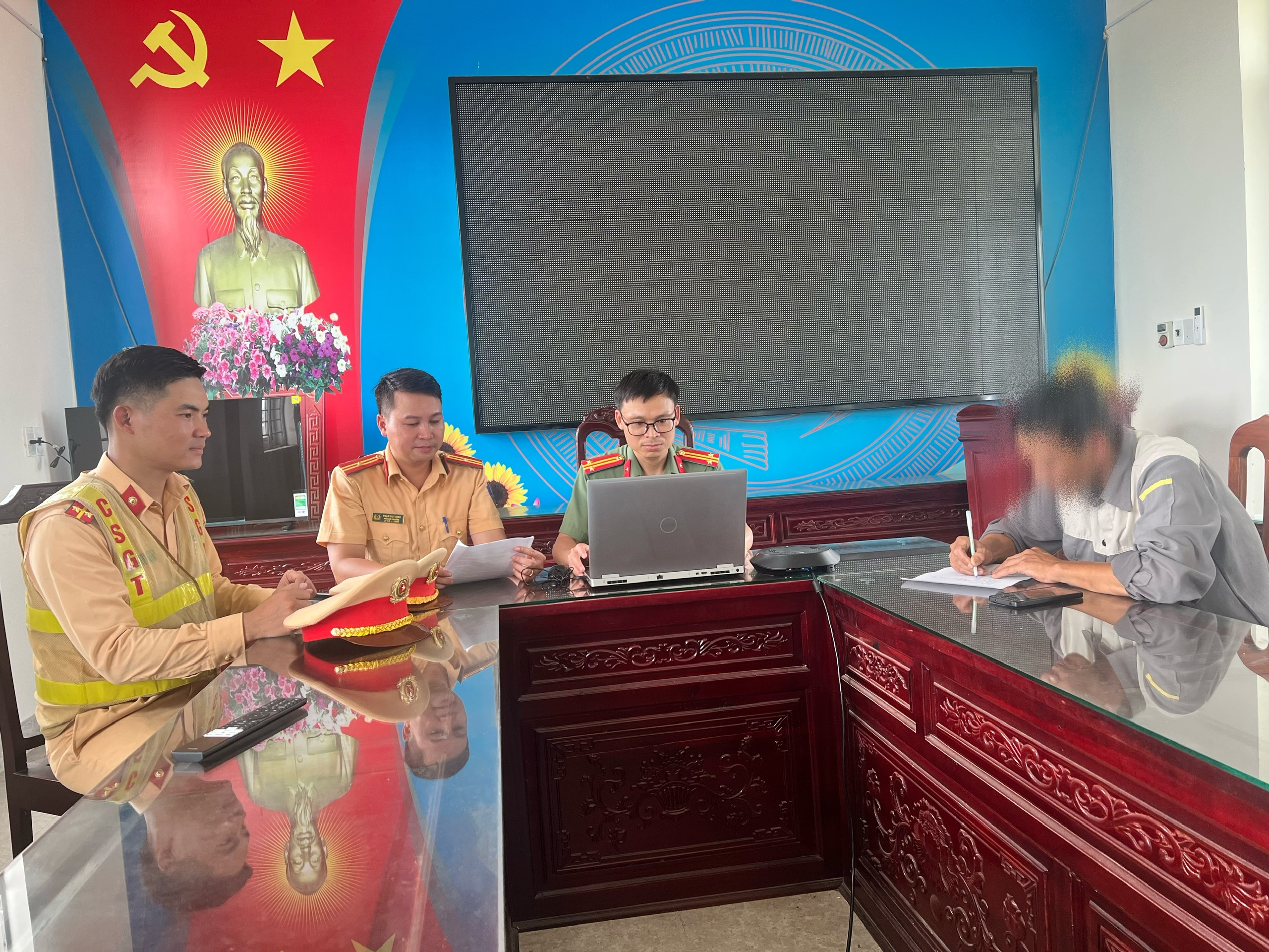 Công an xã Đồng Châu xử phạt trường hợp đăng tải thông tin “báo chốt” Cảnh sát giao thông trên mạng xã hội