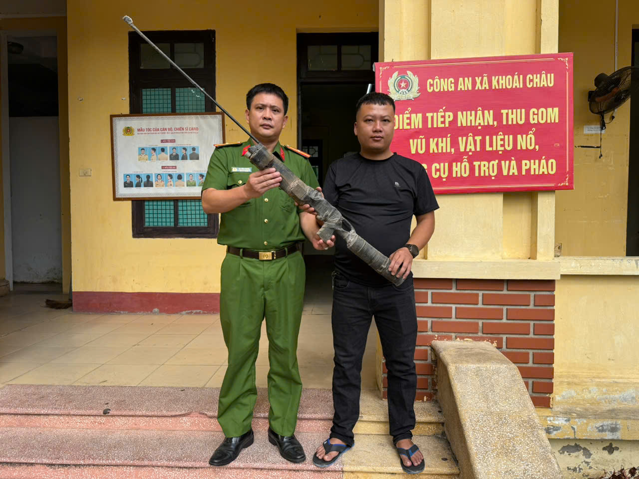 Công an xã Khoái Châu tăng cường tuyên truyền, vận động nhân dân giao nộp vũ khí, vật liệu nổ, công cụ hỗ trợ và pháo