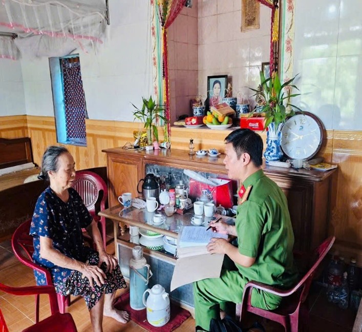 Công an xã Nam Đông Hưng đồng hành trên hành trình tìm lại danh tính các anh hùng liệt sĩ