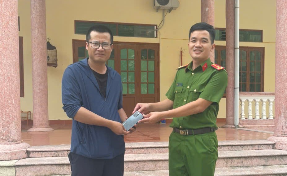 Công an phường Vũ Phúc, tỉnh Hưng Yên: trả lại tài sản đánh rơi cho người dân