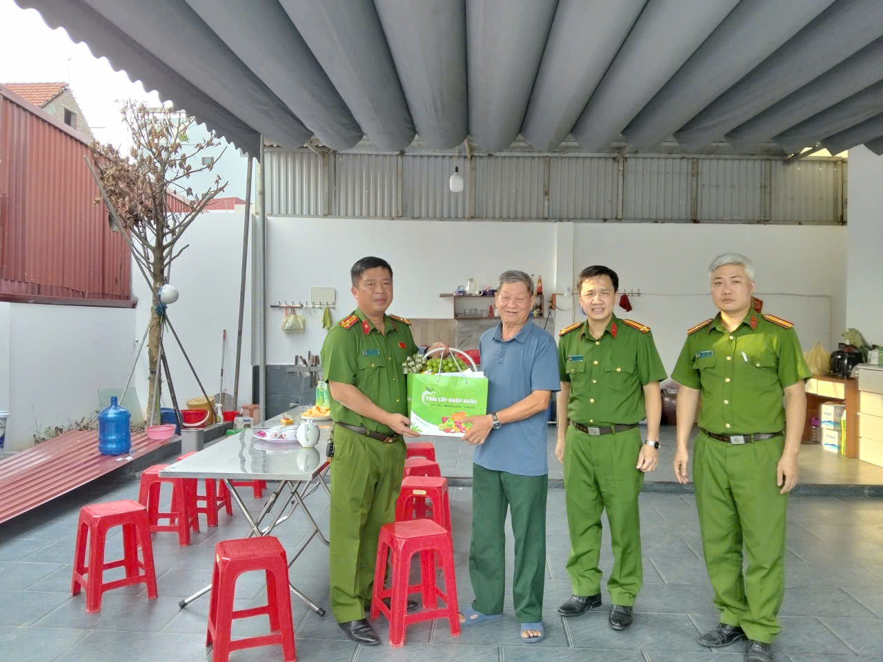 Công an phường Hồng Châu tổ chức thăm hỏi, tặng quà thân nhân gia đình cán bộ chiến sĩ nhân kỷ niệm 79 năm Ngày Thương binh – Liệt sĩ (27/7/1947 – 27/7/2026)