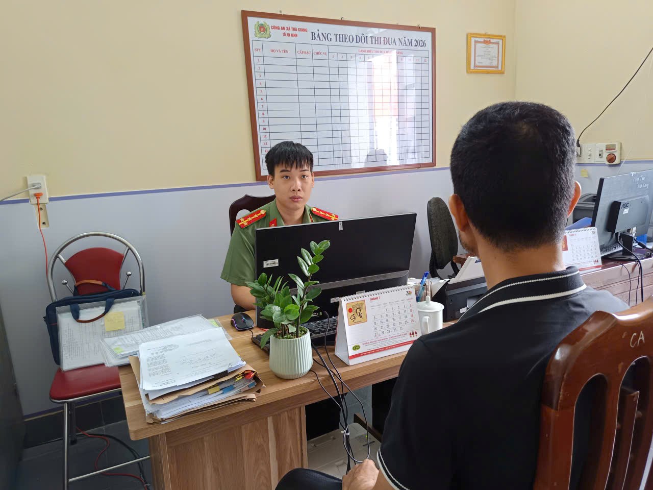 Công an xã Trà Giang làm việc công dân chia sẻ bài viết có nội dung dễ gây hiểu nhầm trên không gian mạng