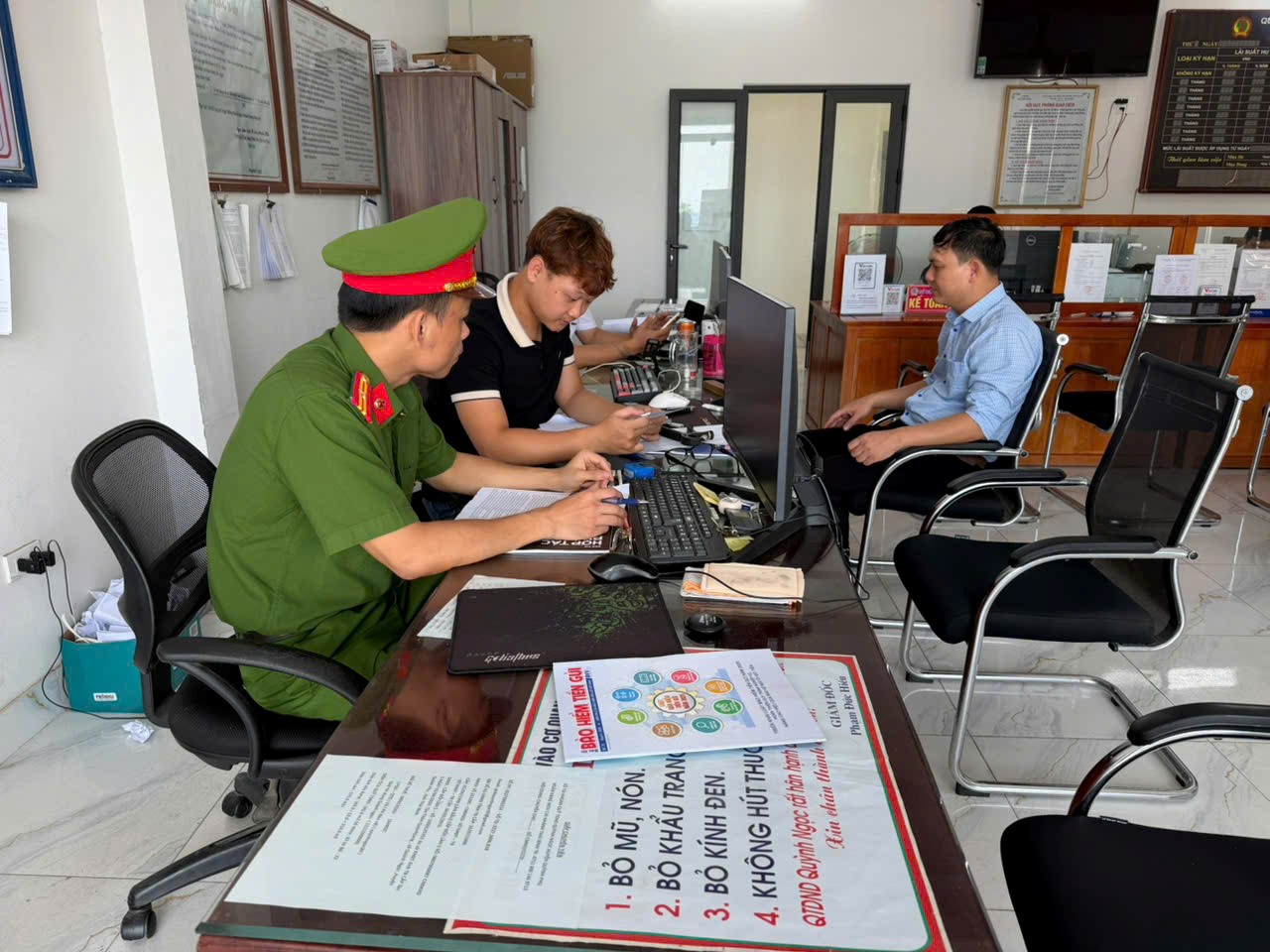 Công an xã Ngọc Lâm tăng cường tuyên truyền, hướng dẫn biện pháp phòng chống tội phạm trộm, cướp tài sản tại Quỹ tín dụng nhân dân trên địa bàn