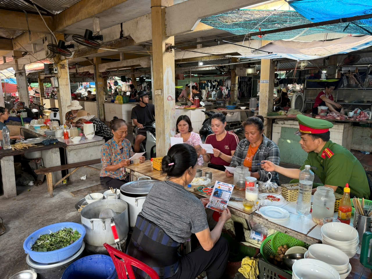 Công an xã Ngọc Lâm đẩy mạnh tuyên truyền, nâng cao nhận thức pháp luật của người dân đối với hành vi mua bán người