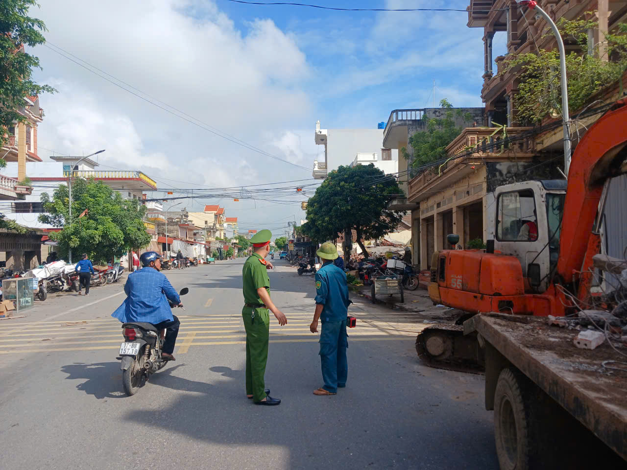 Công an xã Hưng Phú chủ động hỗ trợ nhân dân bàn giao mặt bằng dự án trọng điểm.