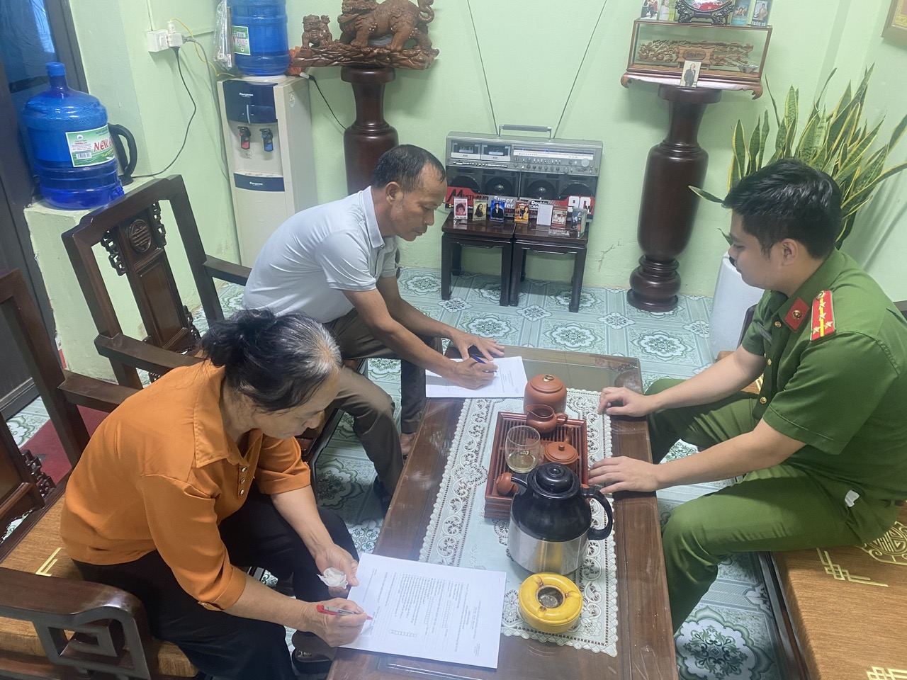 Công an phường Thượng Hồng tăng cường công tác rà soát, cập nhật thông tin thân nhân liệt sĩ phục vụ việc thu mẫu ADN xác định danh tính hài cốt liệt sĩ.