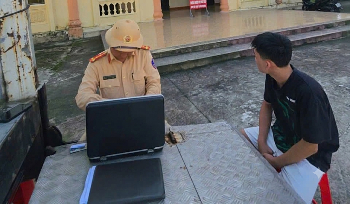 Công an xã Vạn Xuân phối hợp với Phòng Cảnh sát giao thông tăng cường tuần tra, kiểm soát, bảo đảm trật tự, an toàn giao thông