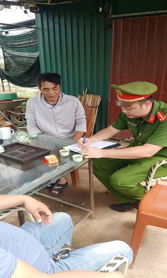 Công an xã Phụng Công tăng cường quản lý lòng, lề đường nhằm đảm bảo trật tự công cộng, mỹ quan và an toàn giao thông.