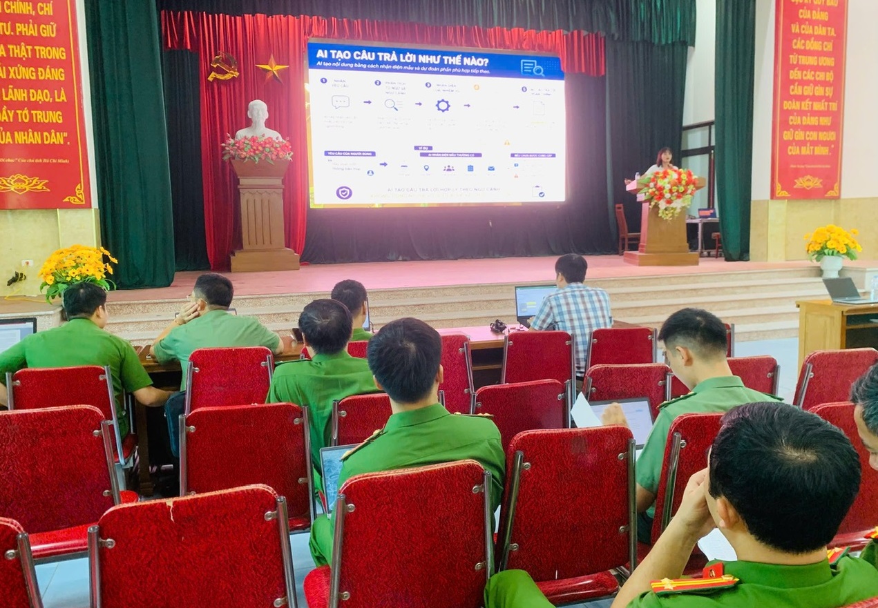 Công an phường Thượng Hồng phối hợp tổ chức tập huấn ứng dụng nền tảng Trợ lý ảo (AI) cho cán bộ, chiến sỹ tại đơn vị
