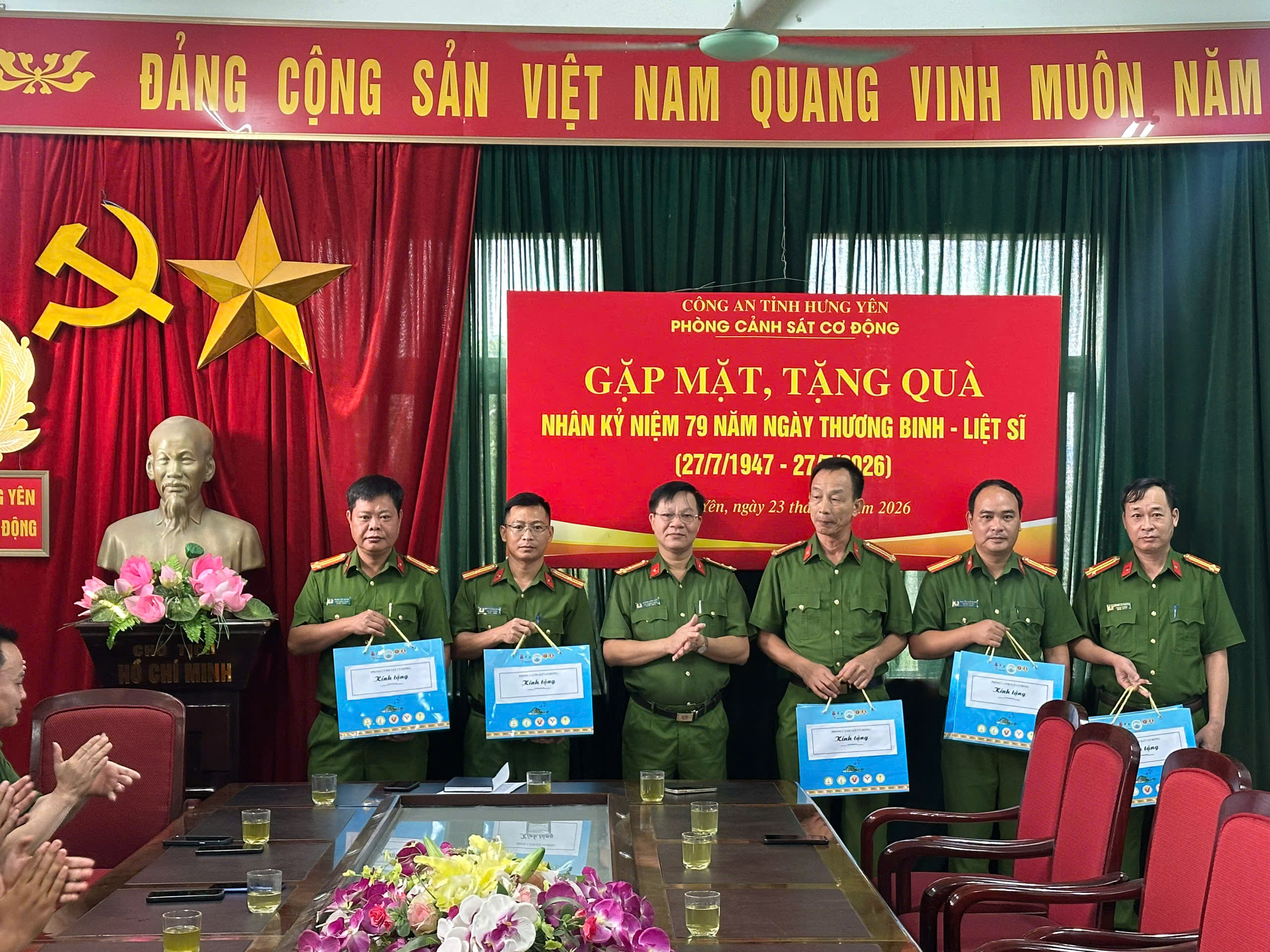 Phòng Cảnh sát cơ động tổ chức gặp mặt, tặng quà đối với cán bộ đơn vị là thương binh và thân nhân liệt sĩ nhân kỷ niệm 79 năm Ngày Thương binh - Liệt sĩ (27/7/1947 - 27/7/2026)