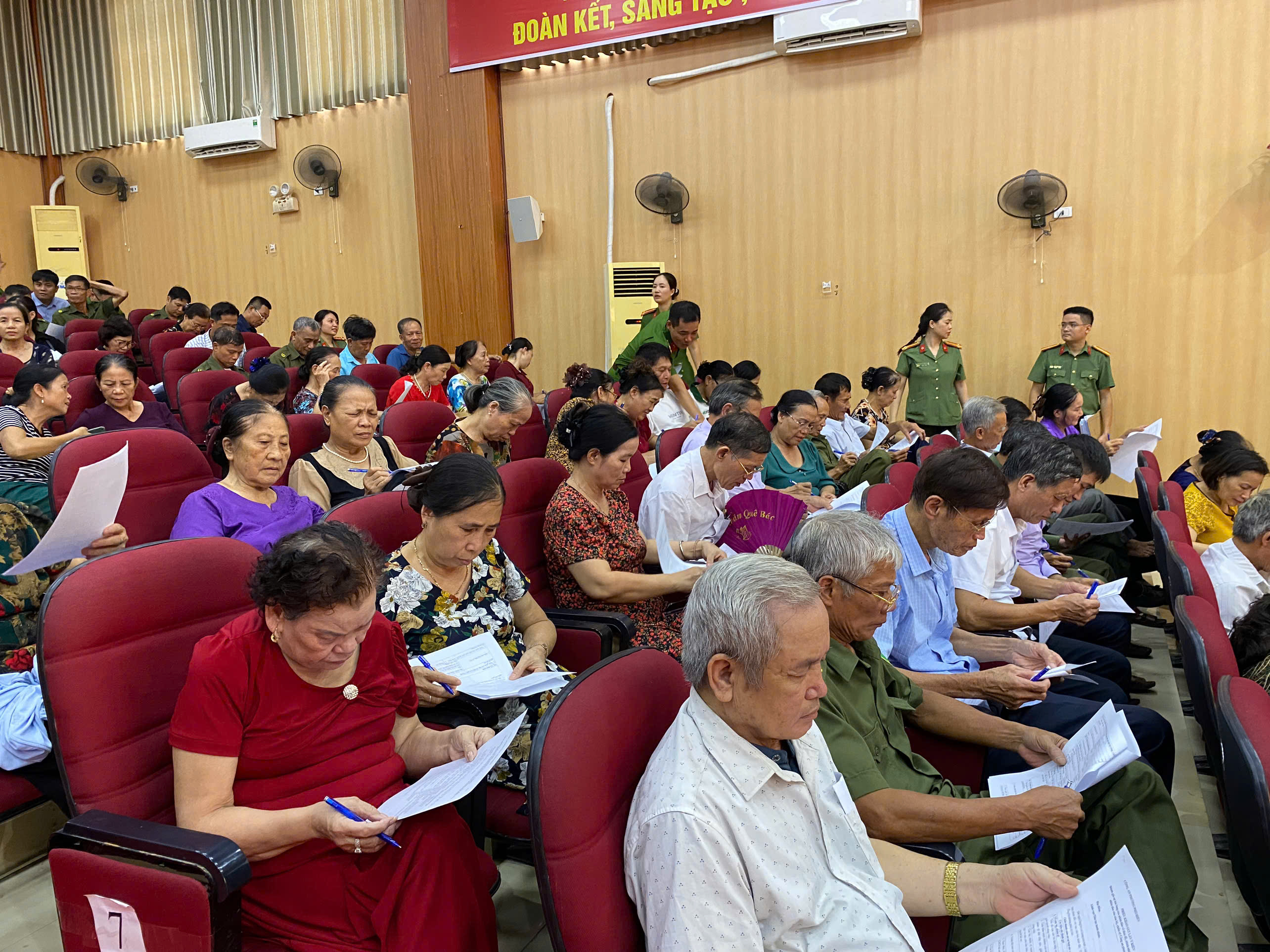 Hội nghị lắng nghe ý kiến nhân dân và Ngày hội toàn dân bảo vệ ANTQ tại Tổ dân phố An Vũ, phường Phố Hiến