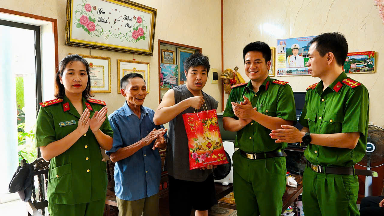 Công an xã Quỳnh An thăm, tặng quà các thành viên lực lượng tham gia bảo vệ an ninh, trật tự ở cơ sở có hoàn cảnh khó khăn nhân dịp 19/8