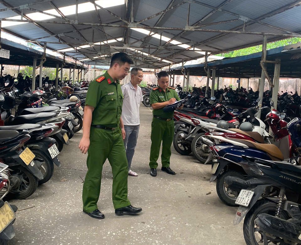 Công an phường Vũ Phúc thực hiện tổng rà soát phương tiện xe mô tô của công nhân tại các công ty trên địa bàn