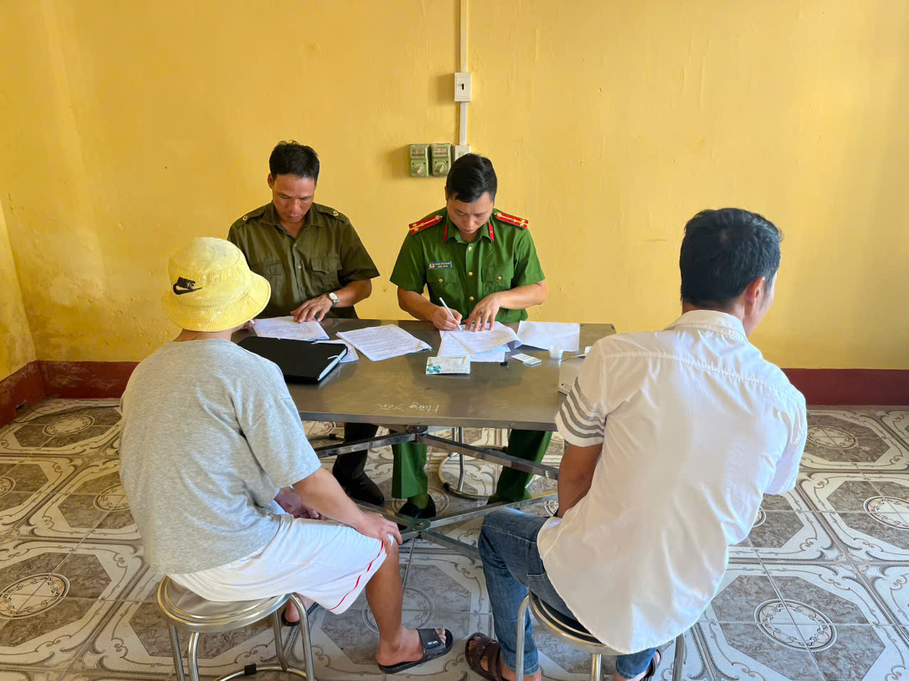 Công an xã Đông Thái Ninh tăng cường kiểm tra, test nhanh ma túy đối với cac đối tượng thuộc diện quản lý trên địa bàn xã