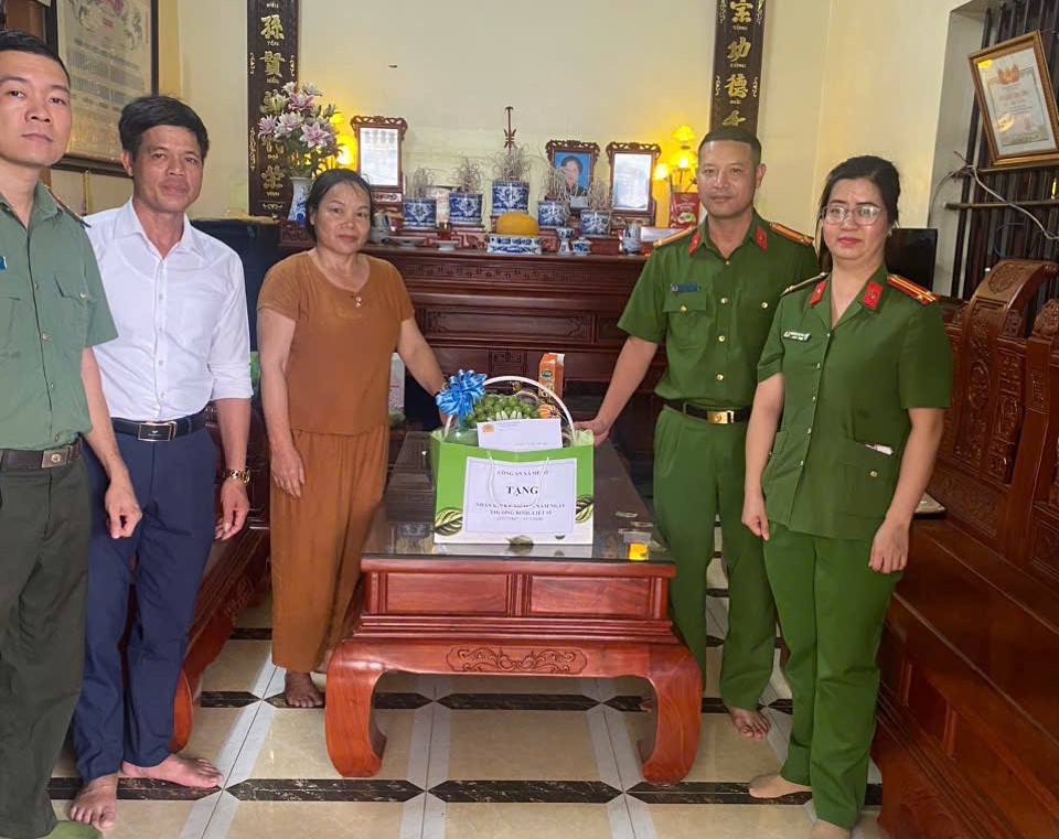 Công an xã Mễ Sở thăm, tặng quà thân nhân liệt sĩ nhân dịp kỷ niệm 79 năm Ngày Thương binh - Liệt sĩ (27/7/1947 - 27/7/2026)
