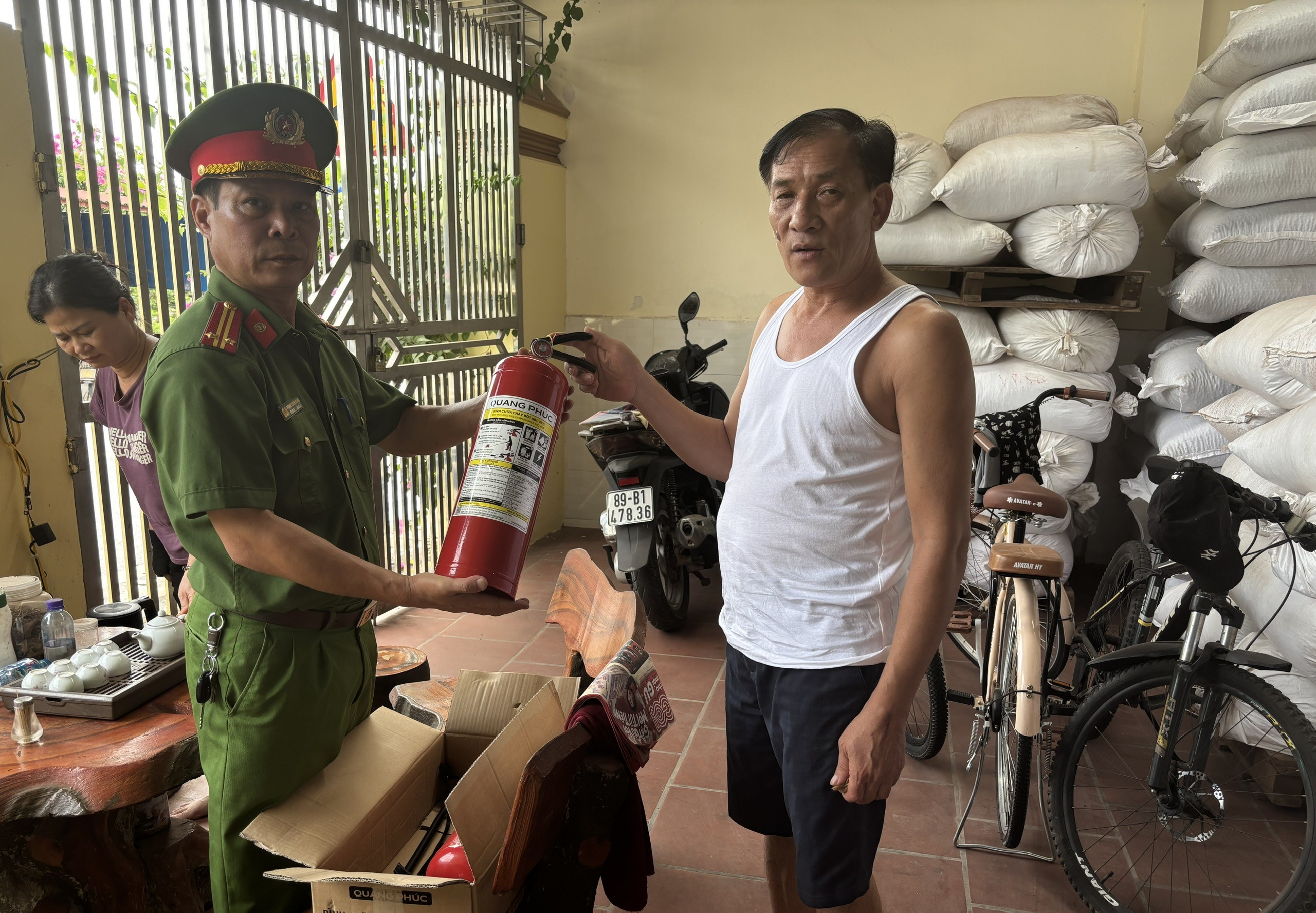 Công an xã Tân Hưng tham mưu UBND xã đẩy mạnh công tác tuyên truyền, hướng dẫn nhân dân nâng cao ý thức về công tác phòng cháy, chữa cháy và cứu nạn cứ hộ trên địa bàn