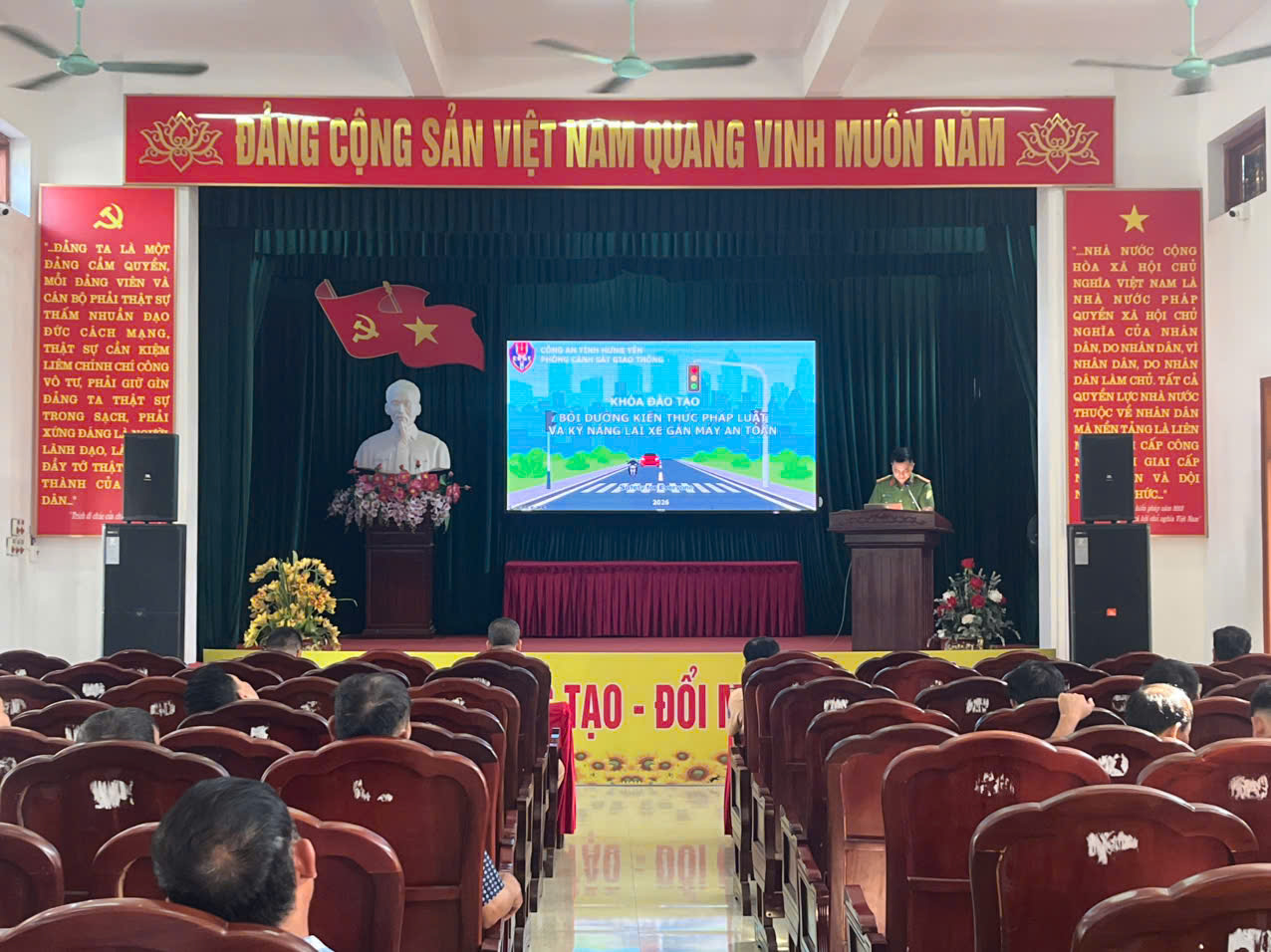 Tuyên truyền phổ biến giáo dục pháp luật về trật tự an toàn giao thông, đào tạo kỹ năng lái xe mô tô, xe gắn máy an toàn trên địa bàn xã Đông Thái Ninh