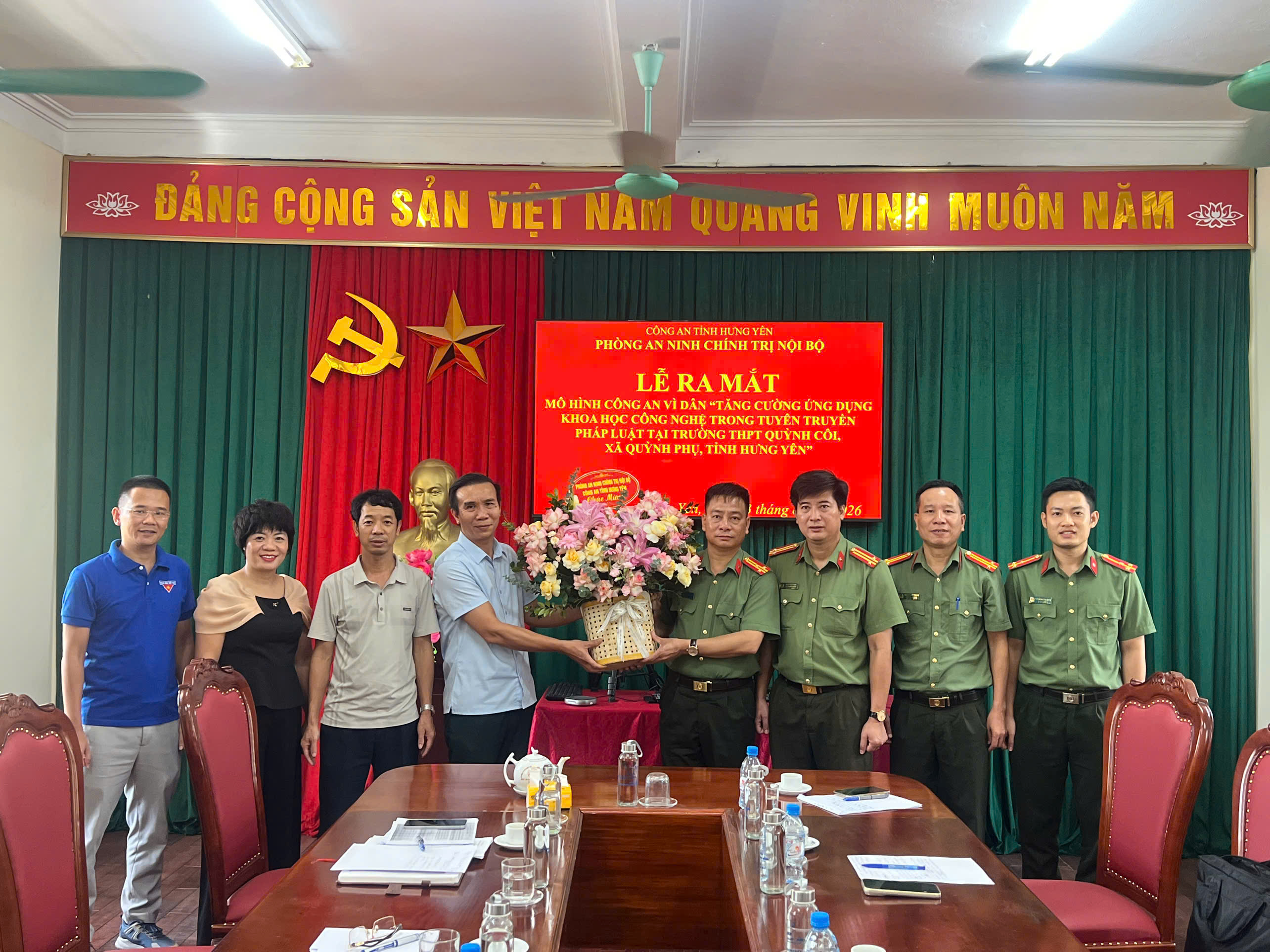 Phòng An ninh Chính trị nội bộ ra mắt mô hình Công an vì dân “Tăng cường ứng dụng khoa học công nghệ trong tuyên truyền pháp luật tại Trường THPT Quỳnh Côi”.