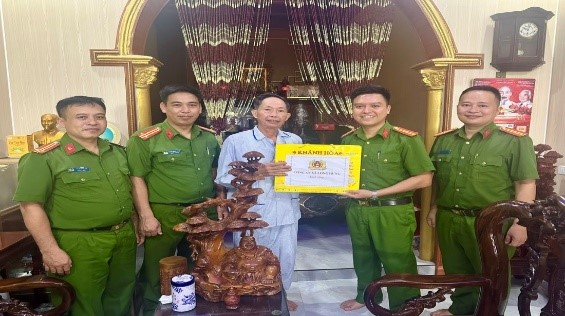 Công an xã Long Hưng tổ chức dâng hương tưởng niệm các Anh hùng liệt sĩ và thăm hỏi thân nhân gia đình cán bộ Công an xã có công với cách mạng