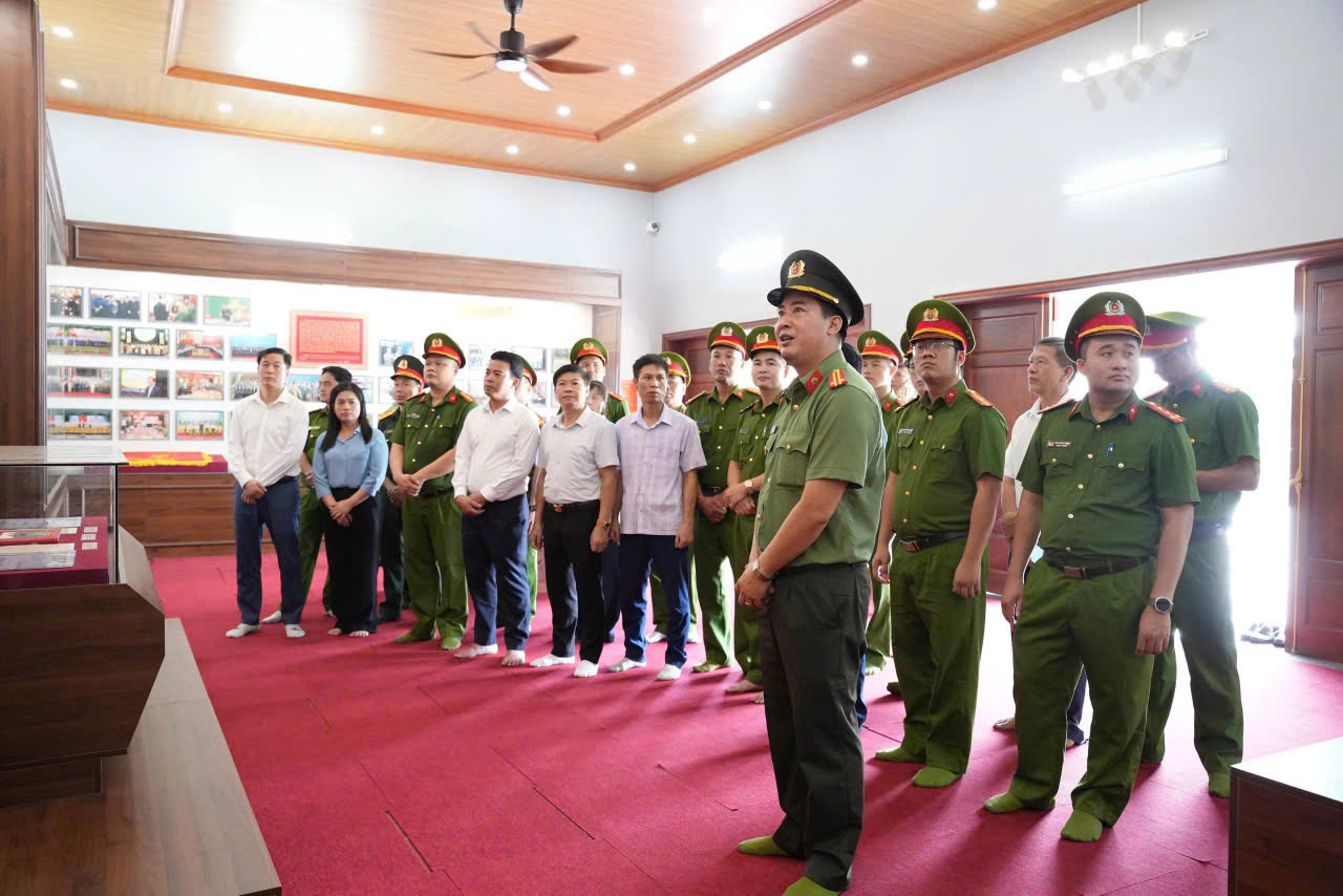 Công an xã Chí Minh dâng hương, dâng hoa tưởng niệm Anh hùng liệt sĩ CAND Bùi Thị Cúc