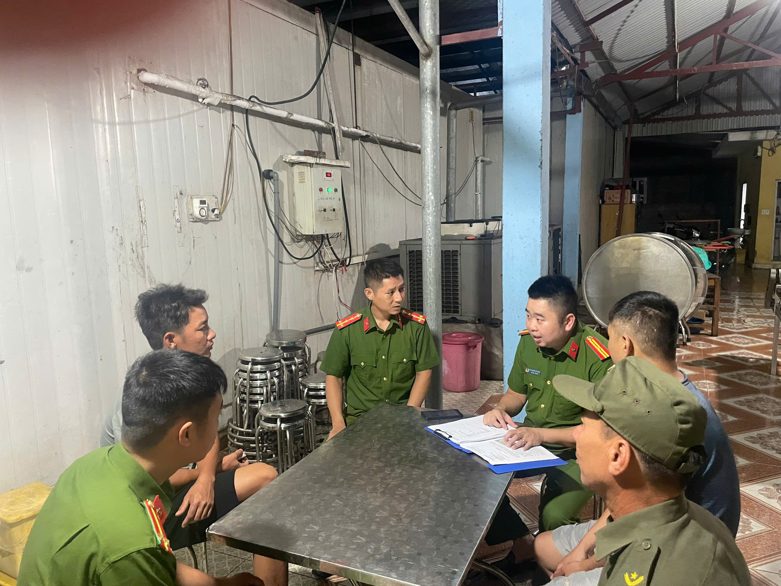 Công an xã Nam Cường đẩy mạnh kiểm tra cư trú gắn với tuyên truyền, nâng cao ý thức chấp hành pháp luật của người dân