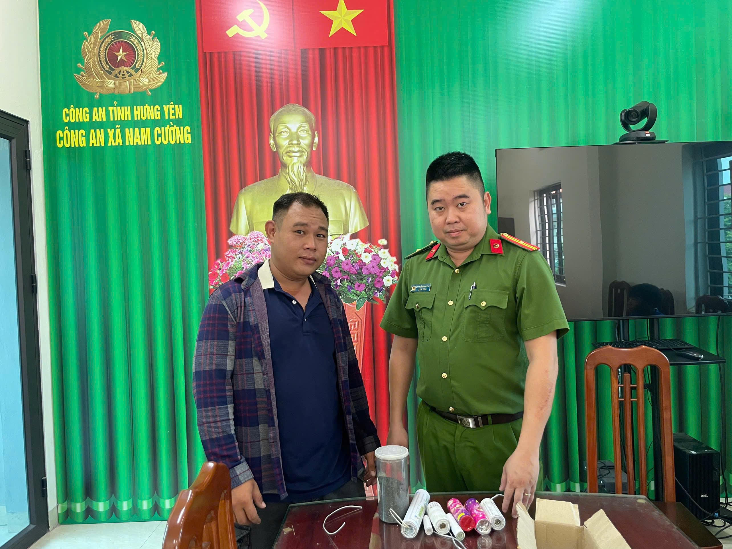 Công an xã Nam Cường đẩy mạnh tuyên truyền, vận động Nhân dân giao nộp vũ khí, vật liệu nổ, công cụ hỗ trợ và pháo