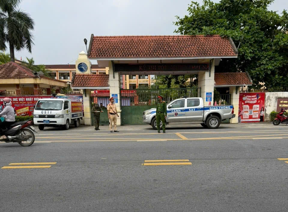 Công an xã Tiên Hưng phối hợp với Phòng cảnh sát giao thông tuần tra, xử lý vi phạm giao thông trên địa bàn