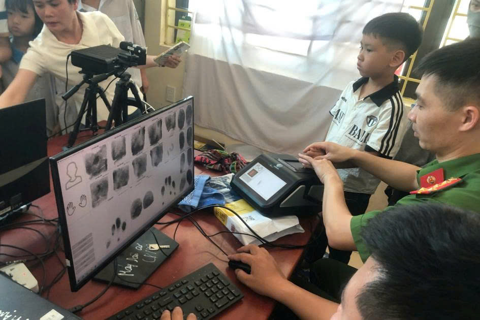 Công an xã Phạm Ngũ Lão đẩy mạnh triển khai kích hoạt định danh điện tử và tích hợp tài khoản an sinh xã hội
