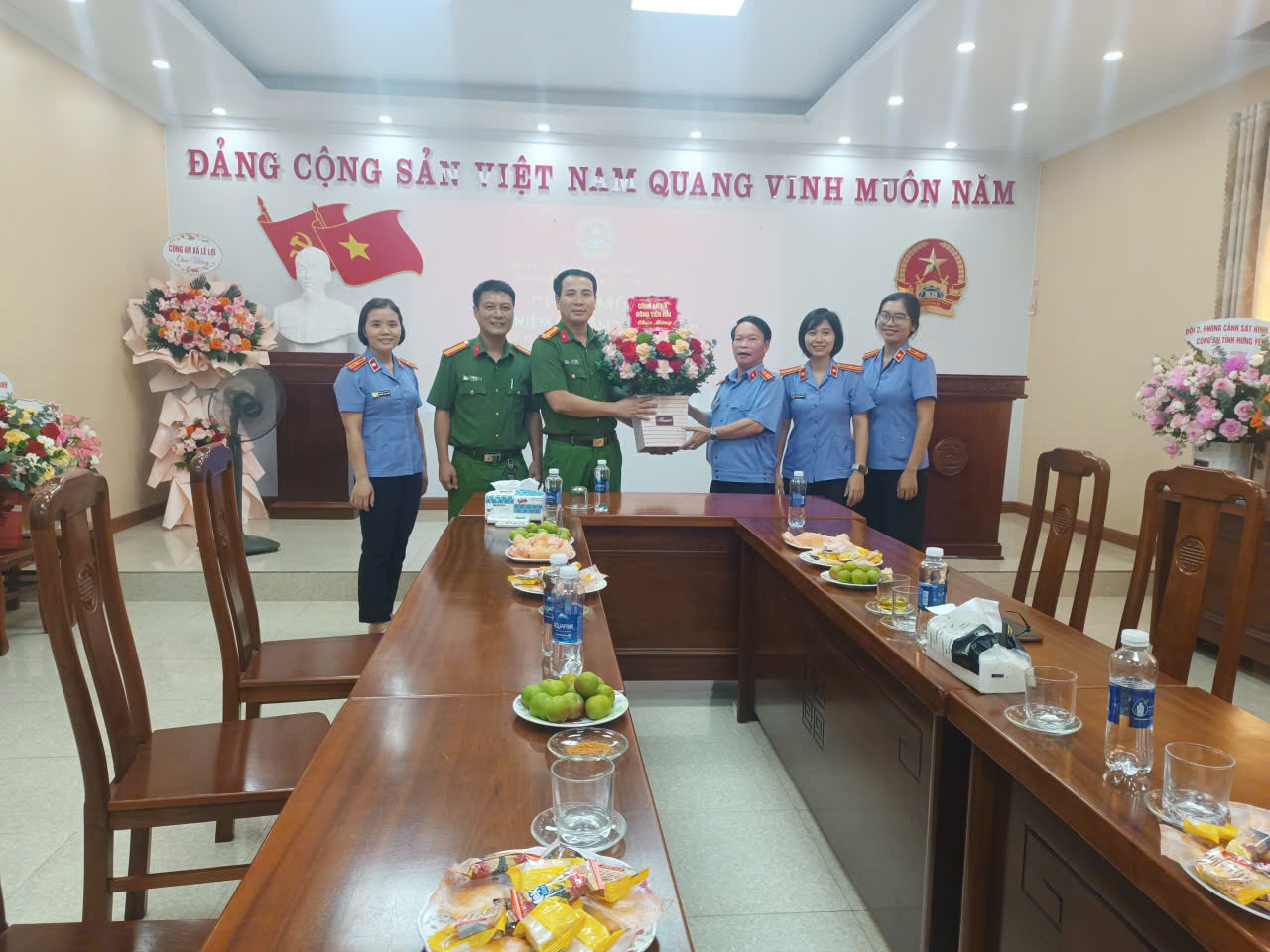 Công an xã Đông Tiền Hải chúc mừng Viện Kiểm sát Nhân dân khu vực 6, tỉnh Hưng Yên nhân dịp kỷ niệm 66 năm ngày thành lập ngành Kiểm sát Nhân dân Việt Nam