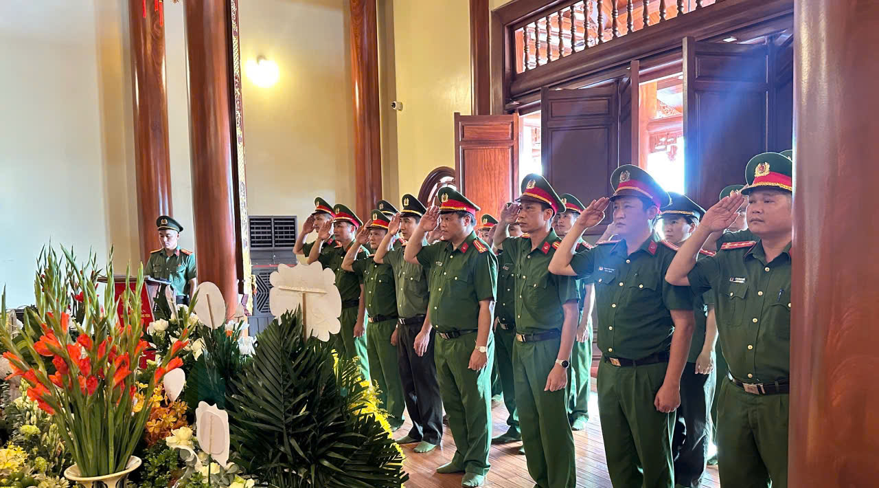 Công an xã Ân Thi dâng hương tưởng nhớ Anh hùng liệt sĩ CAND Bùi Thị Cúc nhân kỷ niệm 79 năm Ngày Thương binh - Liệt sĩ”.