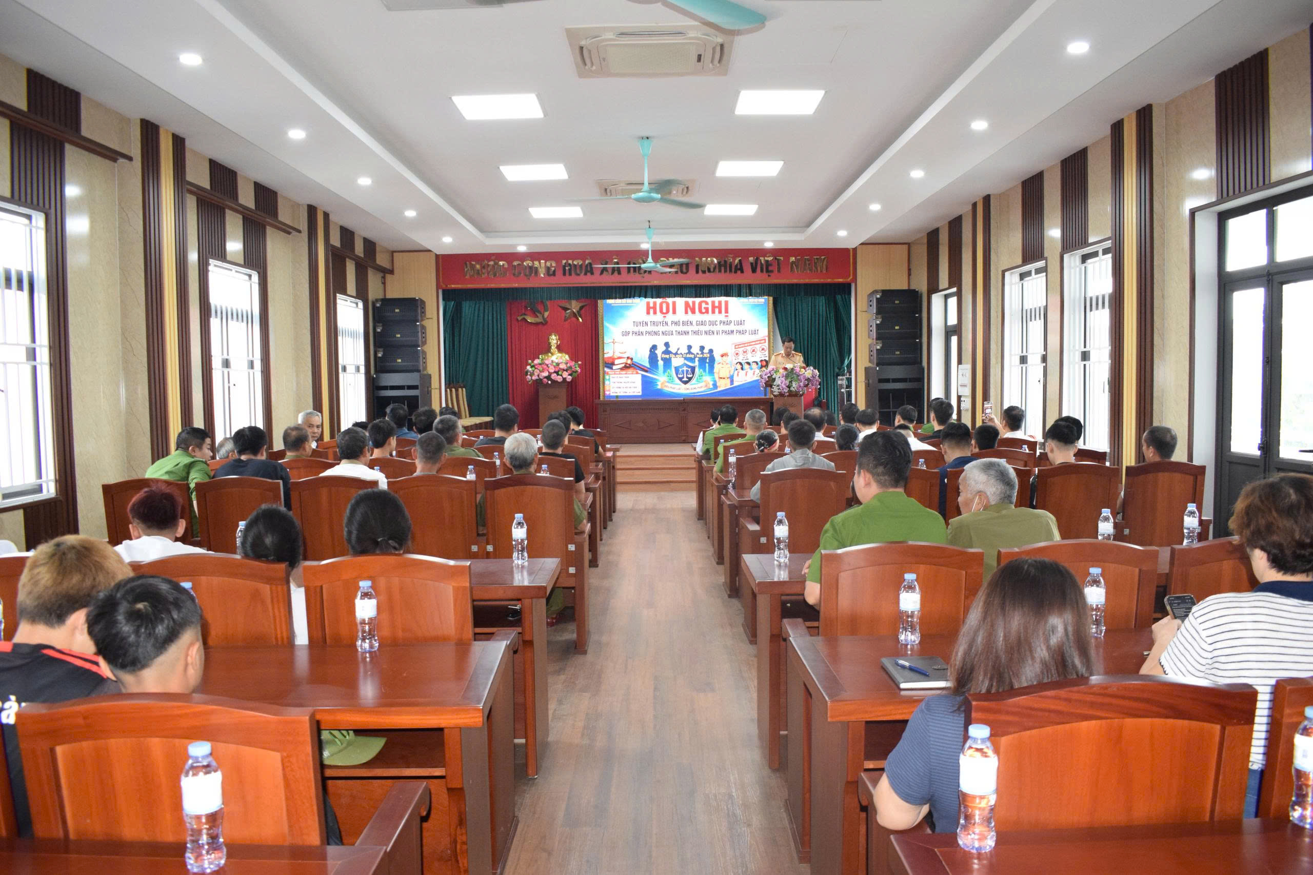 Tuyên truyền, phổ biến pháp luật cho các thanh, thiếu niên và hướng dẫn kỹ năng lái xe mô tô gắn máy an toàn cho nhân dân trên địa bàn xã Khoái Châu, Việt Tiến, Châu Ninh, Chí Minh, Triệu Việt Vương