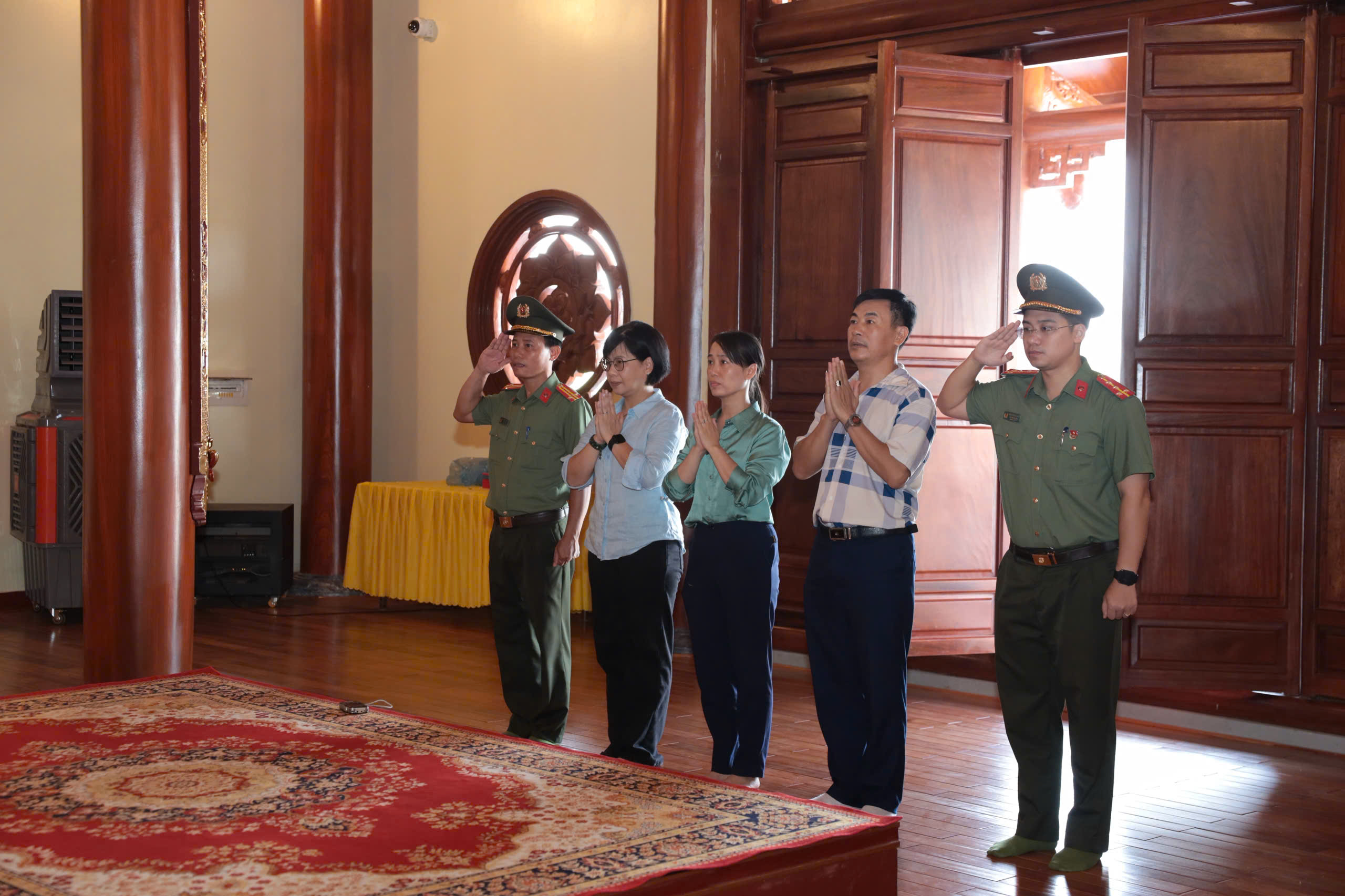 Đoàn công tác Đài Tiếng nói Việt Nam ghi hình, tìm hiểu về  Khu lưu niệm Anh hùng liệt sĩ Công an Nhân dân Bùi Thị Cúc