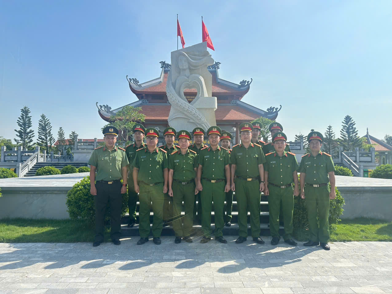 Công an xã Nghĩa Trụ tri ân các thế hệ đi trước nhân kỷ niệm 81 năm Ngày truyền thống Công an nhân dân