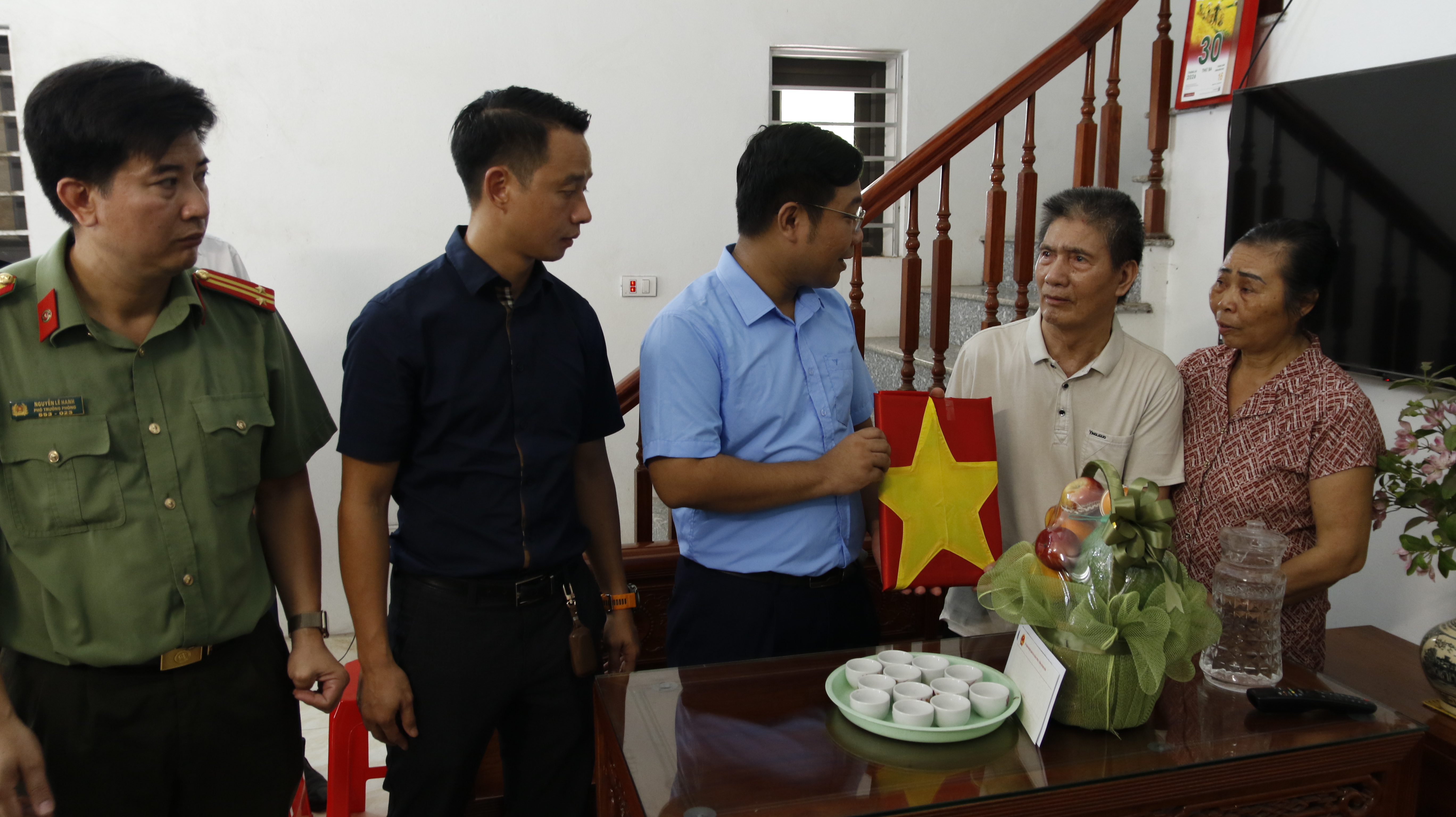 Trao tặng di ảnh liệt sĩ Nguyễn Đình Tịnh - Hành trình nối dài đạo lý “Uống nước nhớ nguồn”