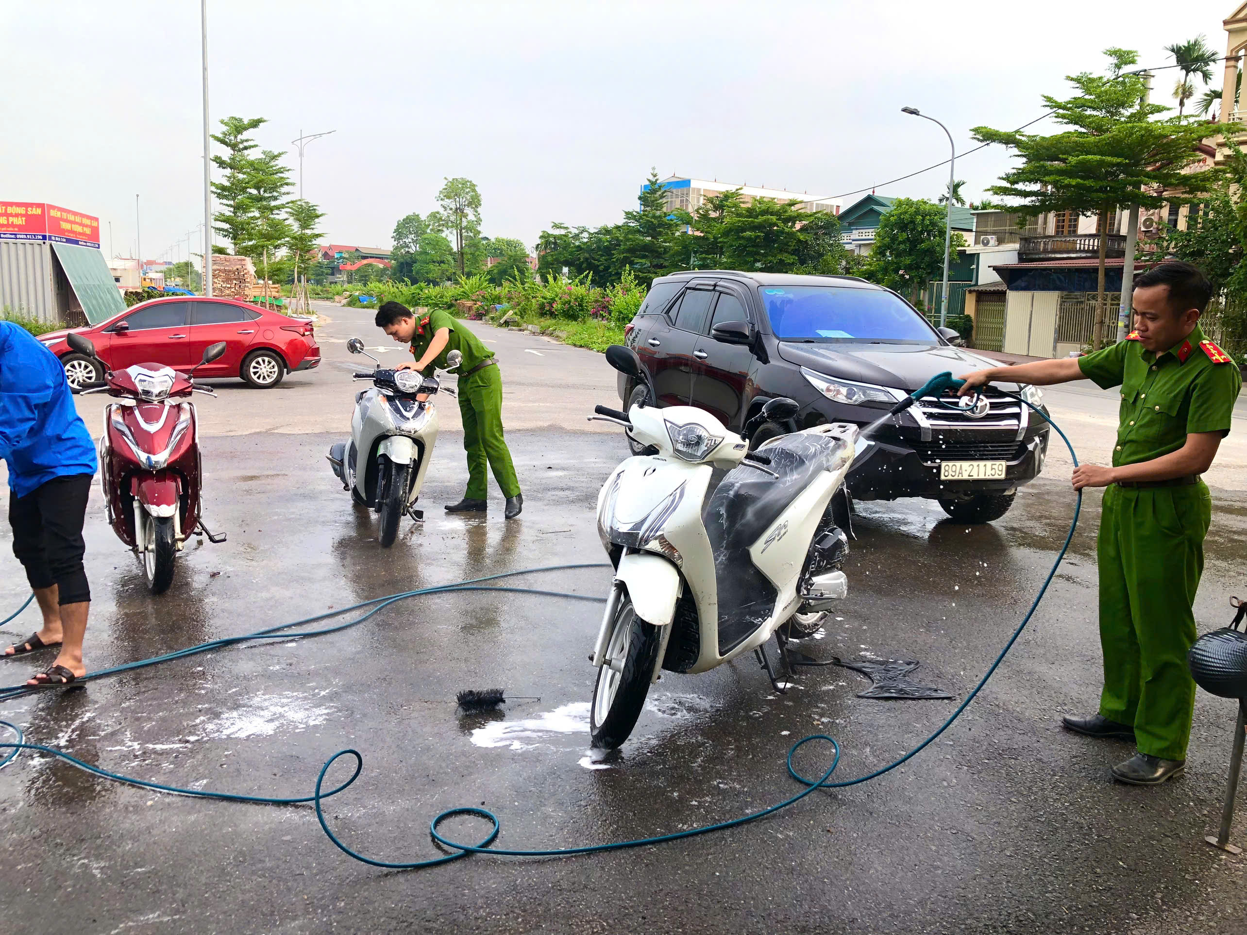 Chi đoàn thanh niên Công an xã Hoàn Long phối hợp với Đoàn thanh niên xã tổ chức chương trình rửa xe gây quỹ từ thiện, trao quà cho các đối tượng chính sách