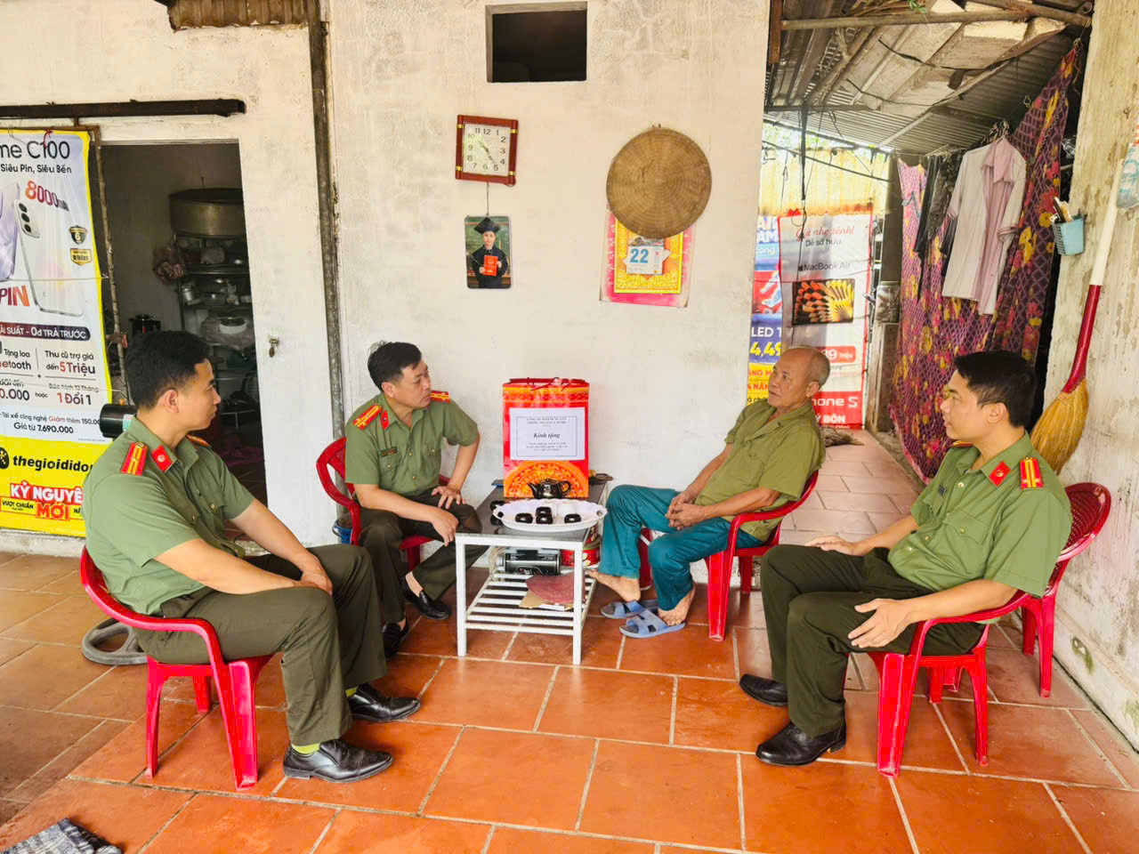Phòng Tổ chức cán bộ tổ chức hoạt động thăm hỏi, tặng quà tri ân thân nhân cán bộ, chiến sĩ nhân ngày 27/7