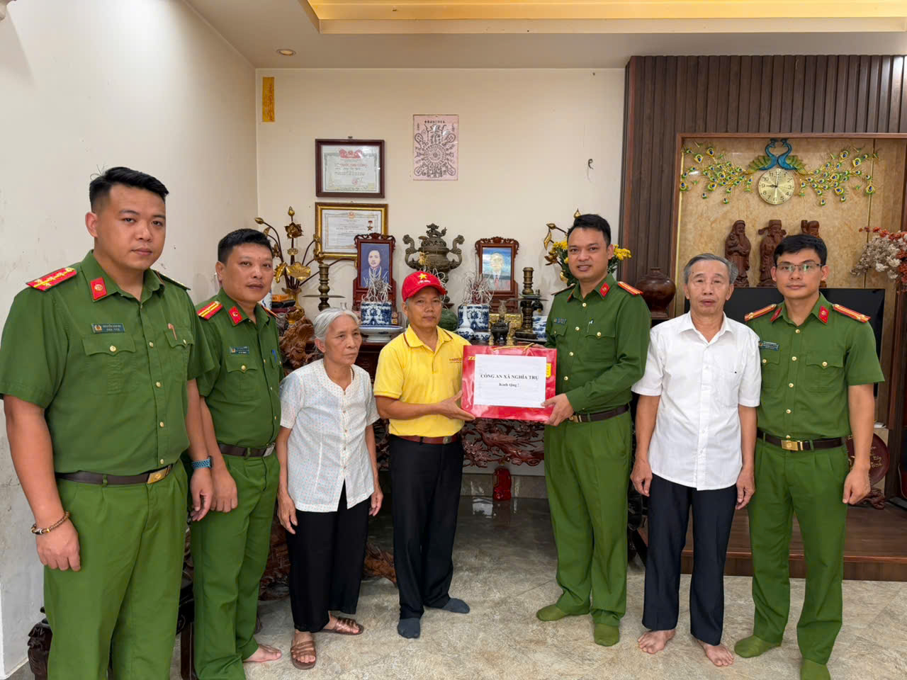 Công an xã Nghĩa Trụ thăm hỏi, tặng quà các gia đình liệt sĩ Công an nhân dân và thân nhân cán bộ là thương binh nhân kỷ niệm Ngày Thương binh - Liệt sĩ