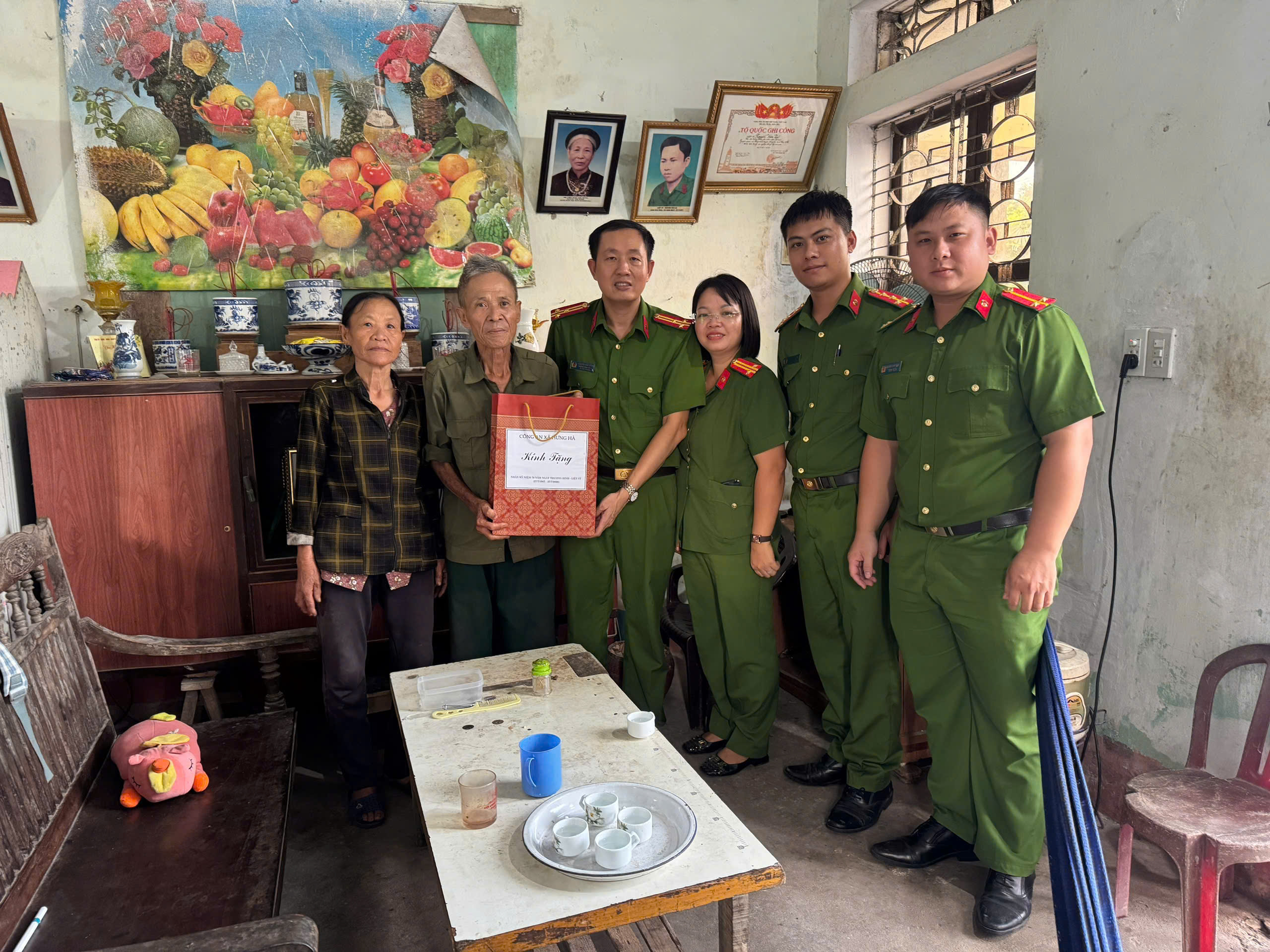 Công an xã Hưng Hà thăm hỏi, tặng quà các gia đình chính sách nhân dịp kỷ niệm 79 năm Ngày thương binh, liệt sĩ (27/7/1947 - 27/7/2026)