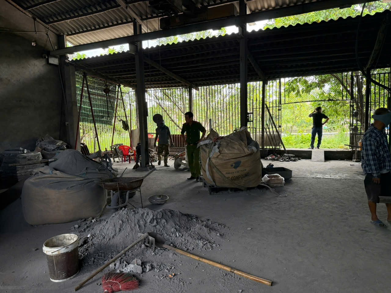 Công an xã Ngọc Lâm phát hiện, xử lý cơ sở đúc nhôm hoạt động trái phép gây ô nhiễm môi trường trên địa bàn.