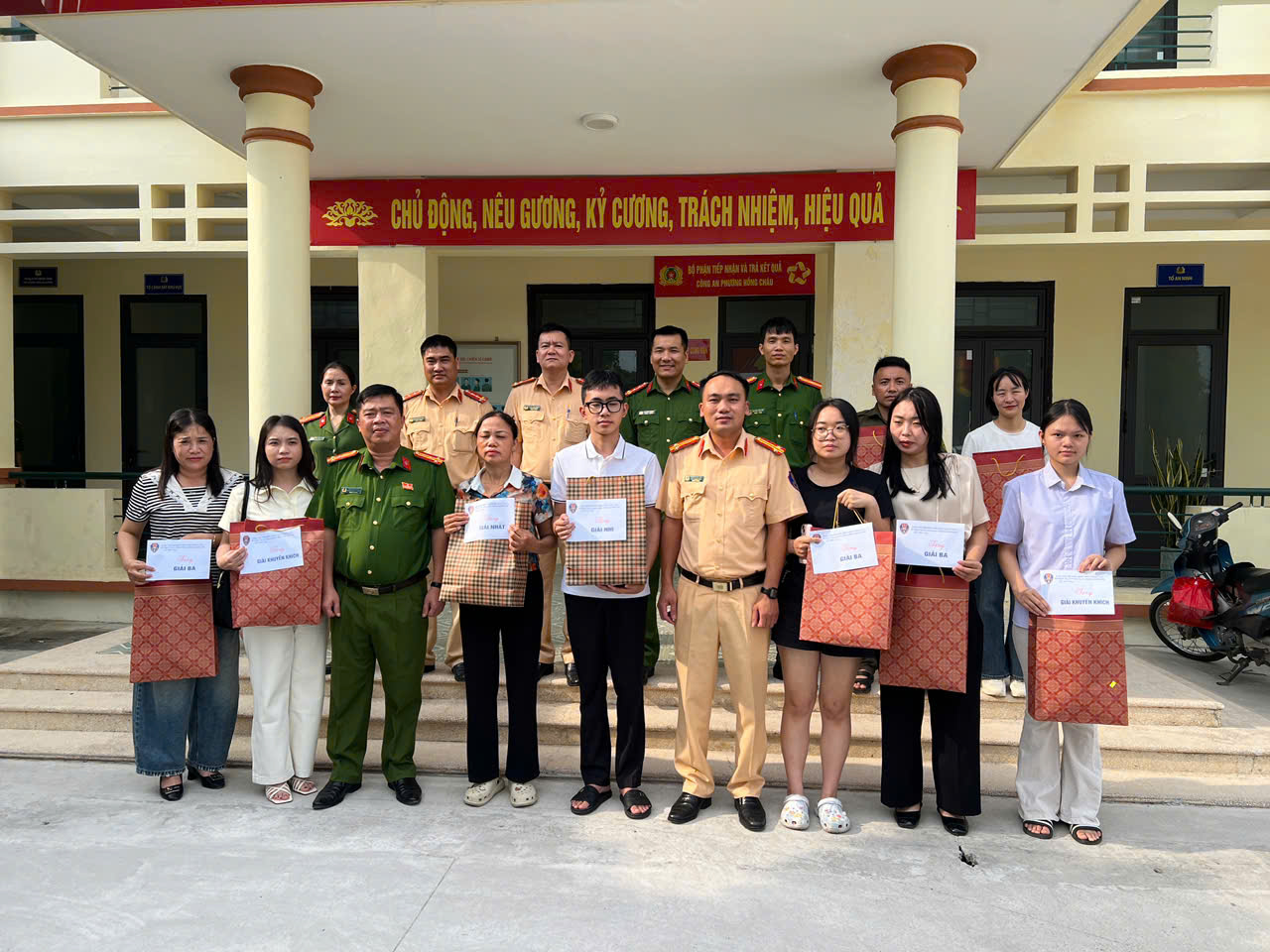 Trao giải Cuộc thi “Tìm hiểu kiến thức pháp luật về trật tự, an toàn giao thông” tại Công an phường Hồng Châu
