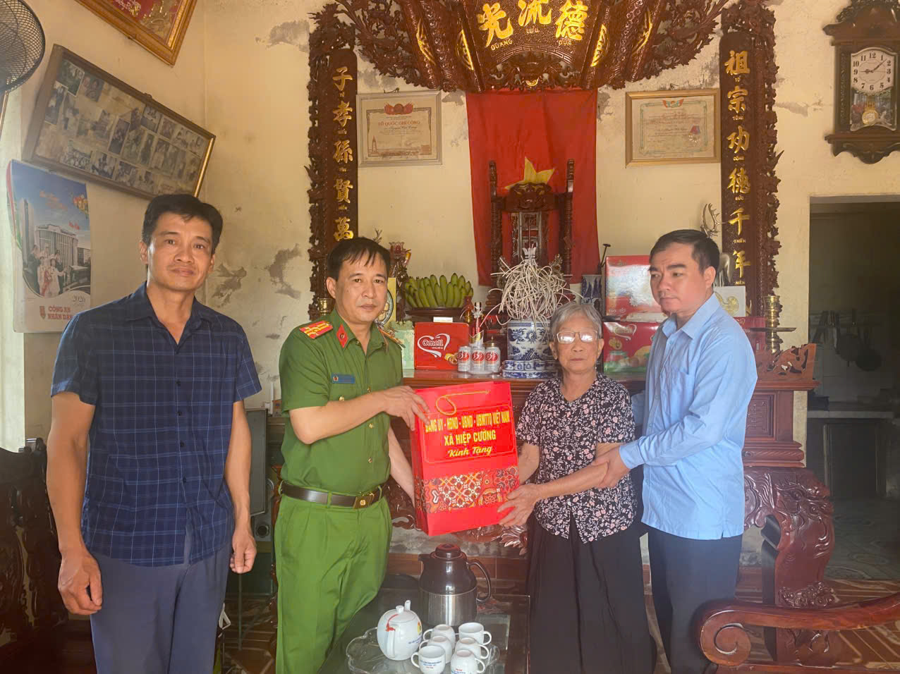 Tuổi trẻ Công an xã Hiệp Cường xung kích trong chuyển đổi số, chung tay tri ân người có công với Cách mạng nhân ngày 27/7