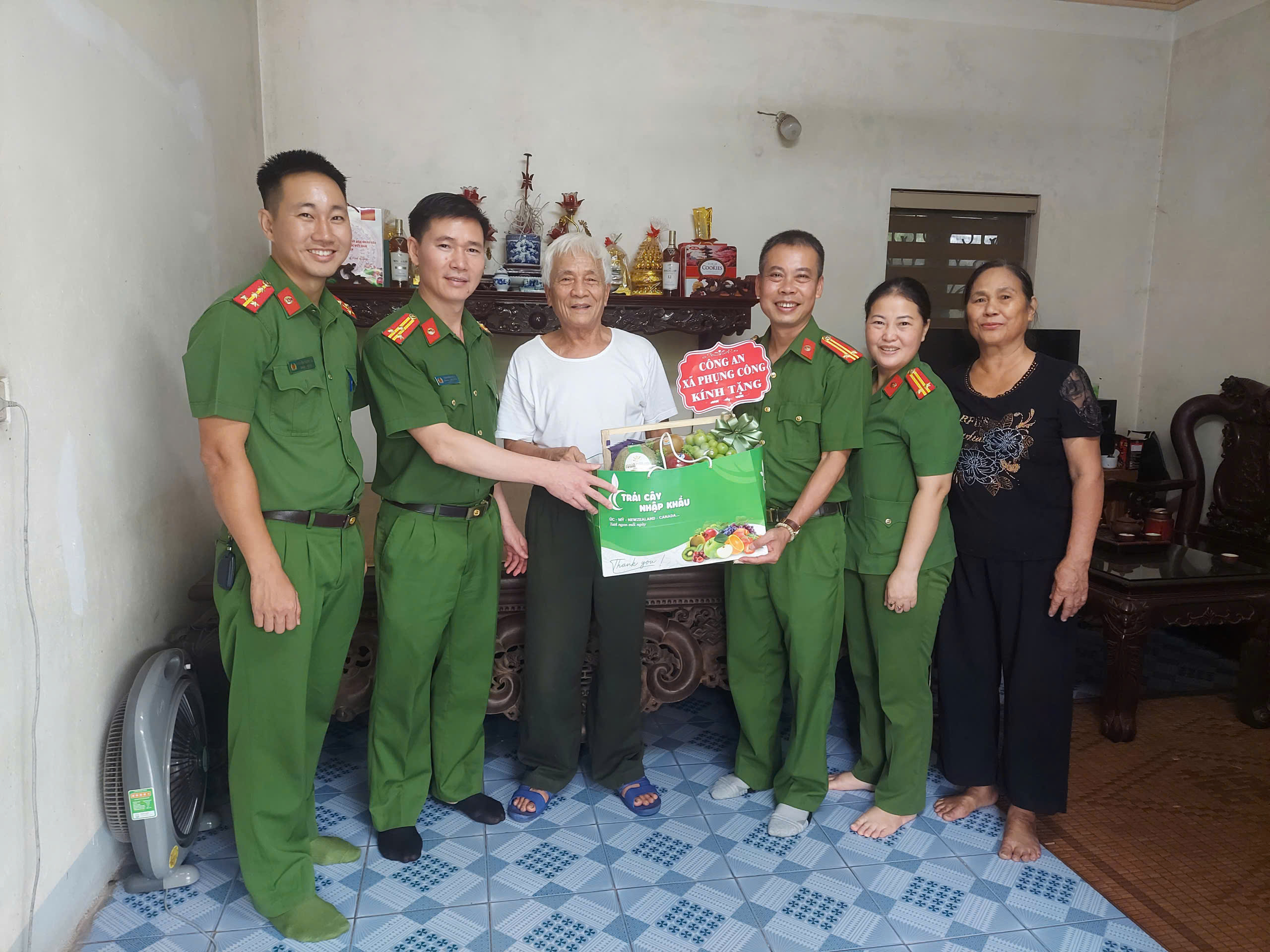 Công an xã Phụng Công tri ân gia đình thương binh, liệt sĩ nhân dịp 27/7