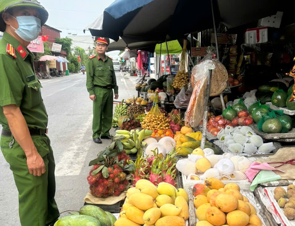 Công an xã Lê Quý Đôn tăng cường kiểm tra, kiên quyết xử lý các hành vi vi phạm trật tự công cộng hướng tới kỷ niệm 300 năm Ngày sinh Danh nhân văn hóa Lê Quý Đôn (1726-2026)