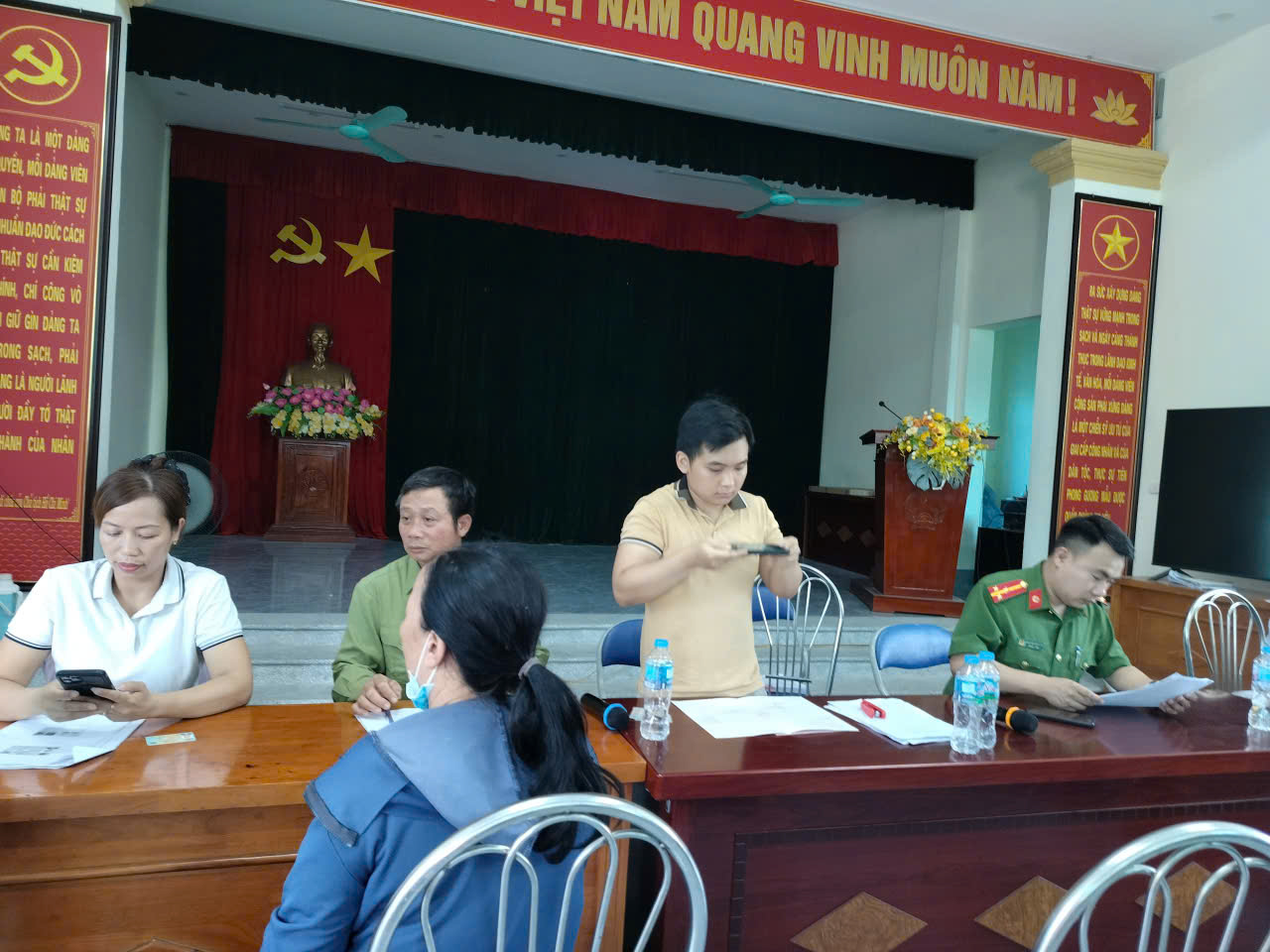 Công an xã Đoàn Đào phối hợp làm sạch dữ liệu đất đai, góp phần xây dựng chính quyền số