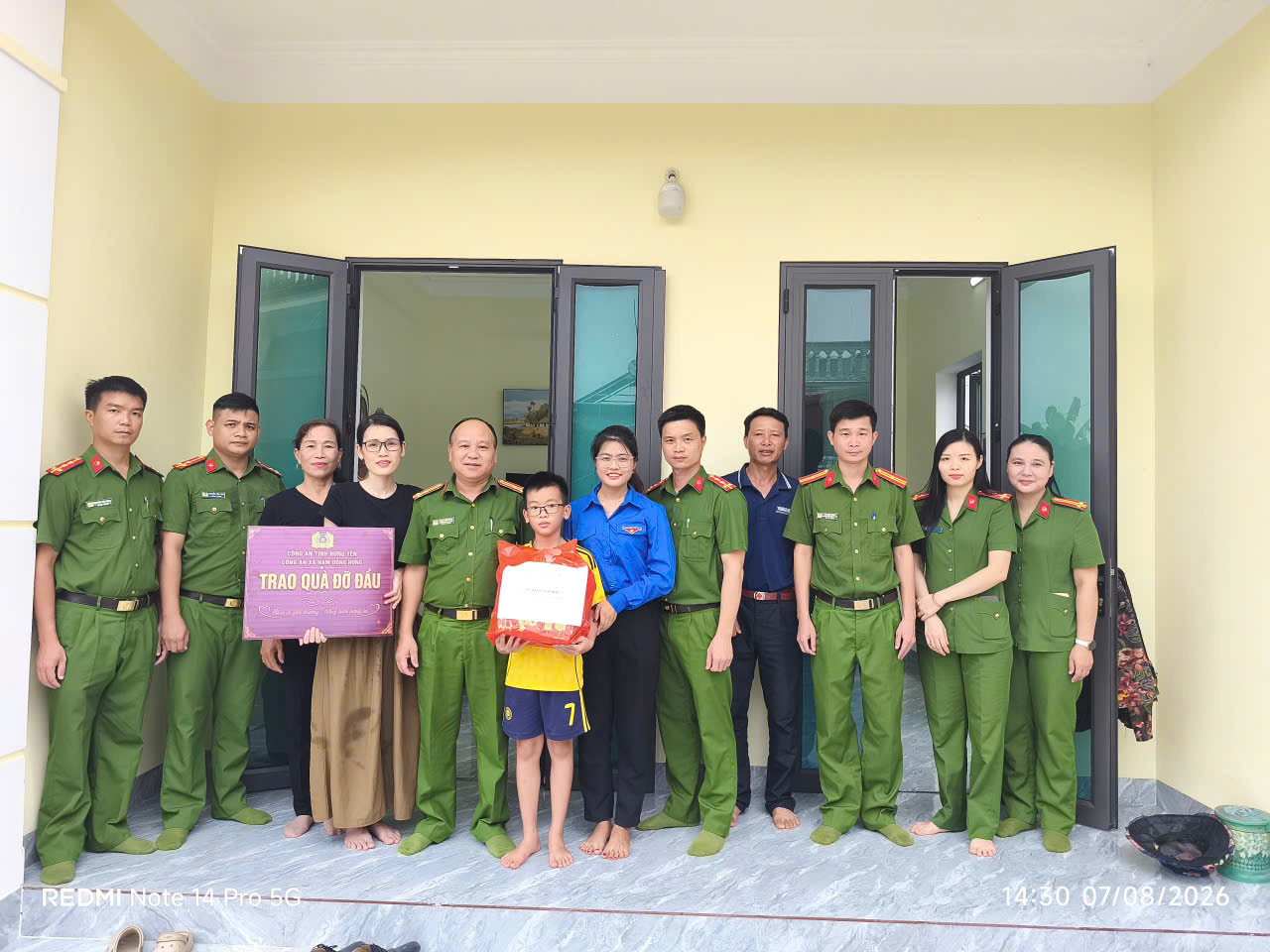 Công an xã Nam Đông Hưng tổ chức thăm hỏi, động viên và trao quà cho 03 học sinh có hoàn cảnh khó khăn