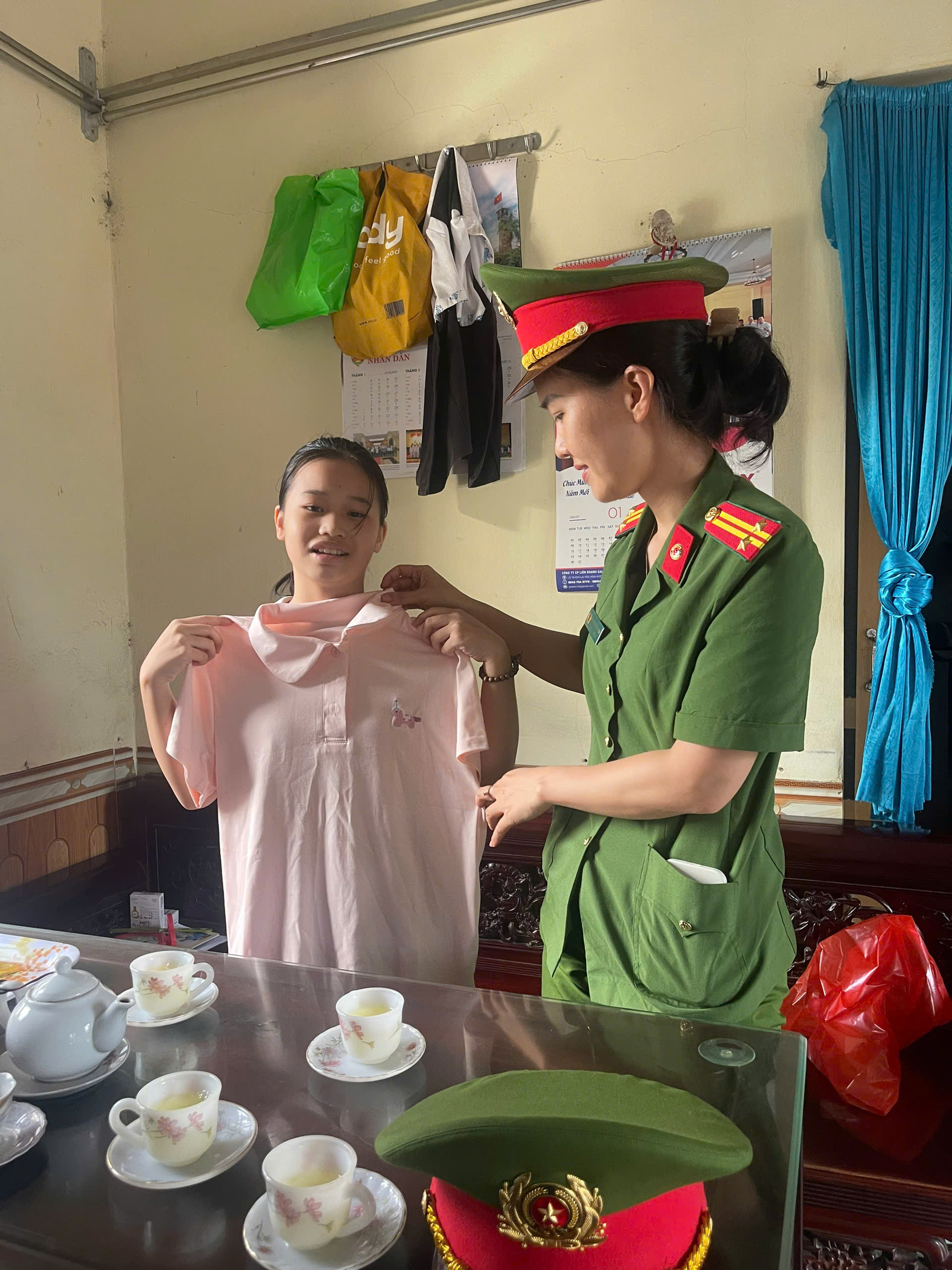 Hội Phụ nữ Công an xã Lương Bằng trao kinh phí hỗ trợ Chương trình “Mẹ đỡ đầu” cho trẻ em mồ côi