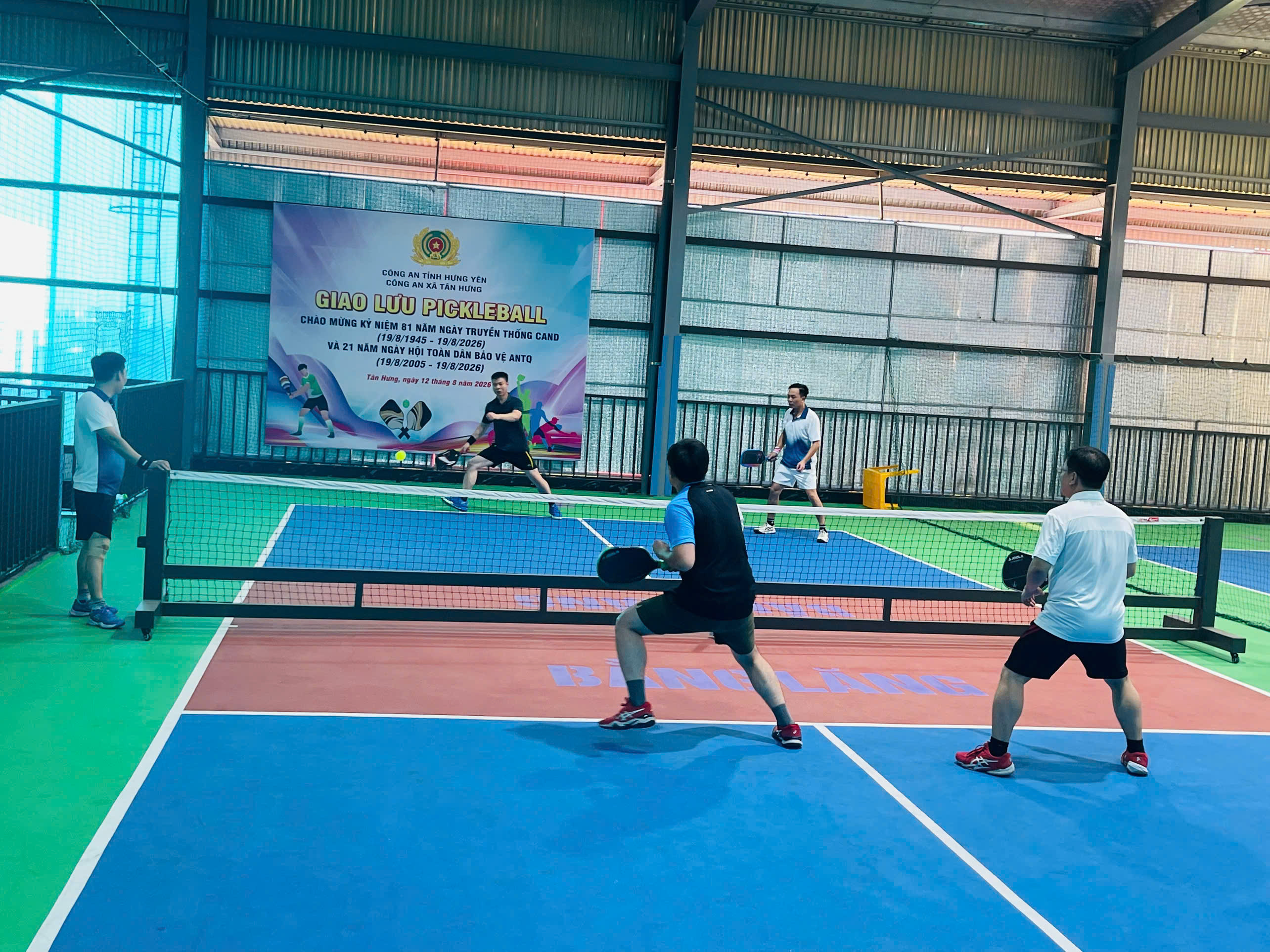Công an xã Tân Hưng tổ chức giao lưu pickleball với các cơ quan đơn vị, doanh nghiệp trên địa bàn