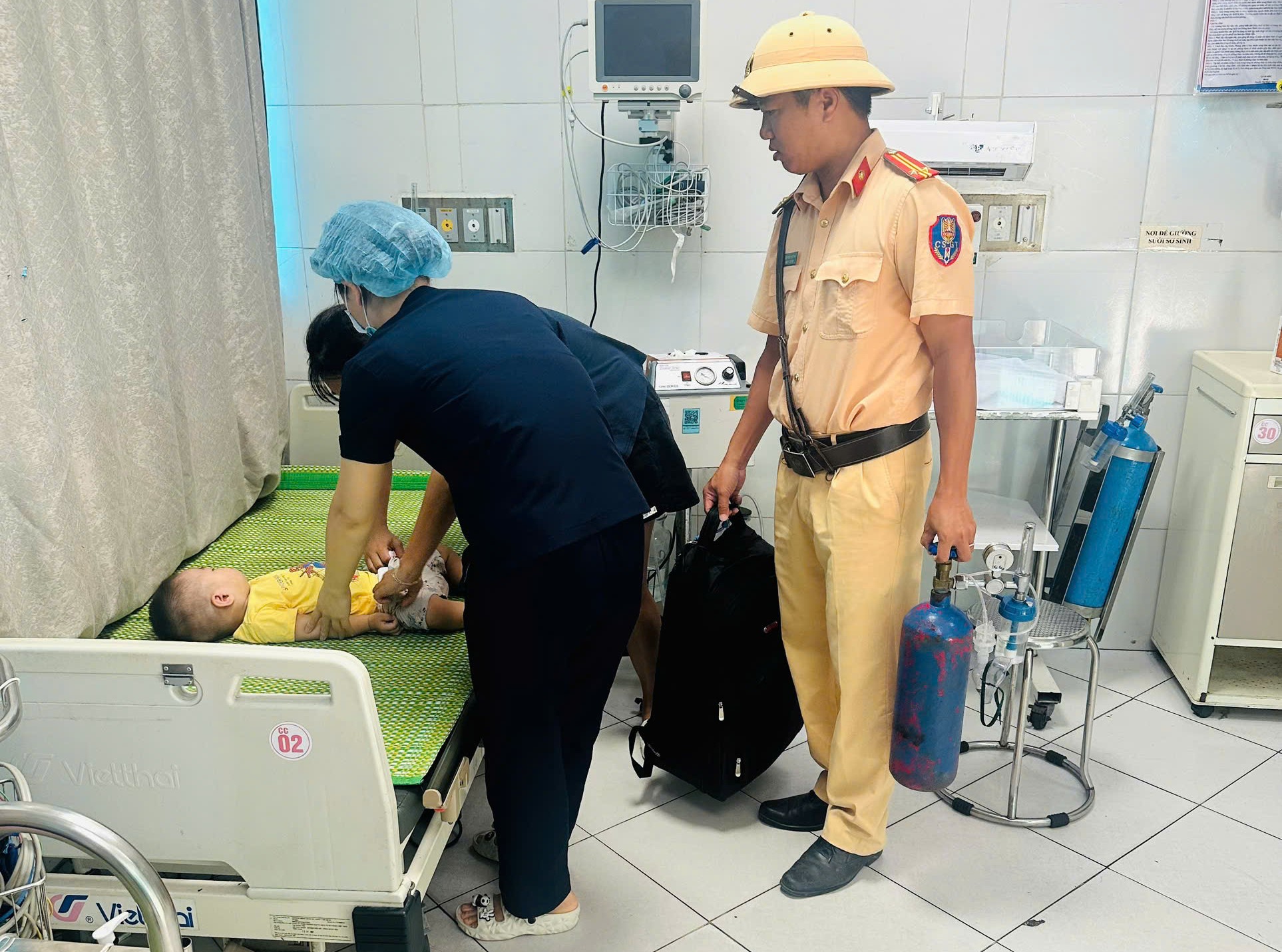 Đội Cảnh sát giao thông đường bộ số 3 kịp thời đưa cháu bé bị co giật đến bệnh viện cấp cứu
