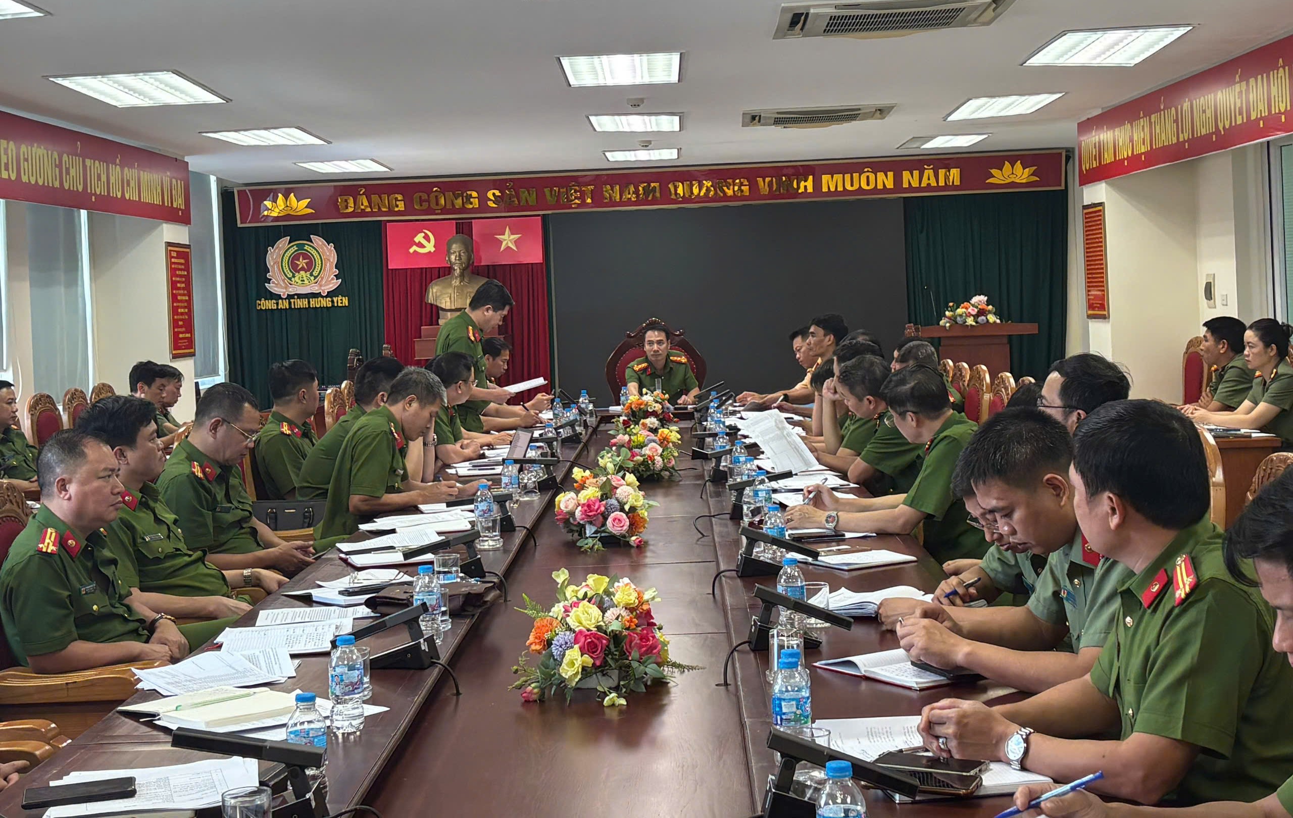 Đồng chí Đại tá Vũ Trung Thành, Phó Giám đốc Công an tỉnh làm việc với Công an các xã, phường thuộc địa bàn phụ trách về tiến độ, kết quả thực hiện các nhiệm vụ, chỉ tiêu công tác năm 2026