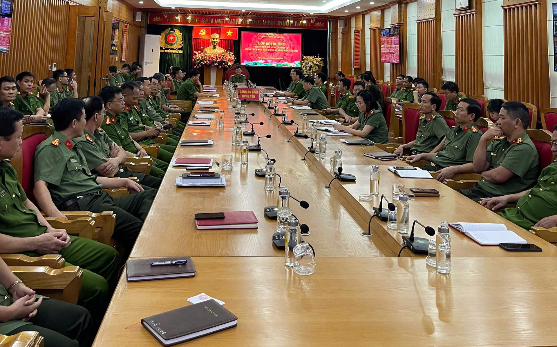 Công an tỉnh Hưng Yên tham gia lớp bồi dưỡng kiến thức, kỹ năng, nghiệp vụ công tác tham mưu Công an nhân dân
